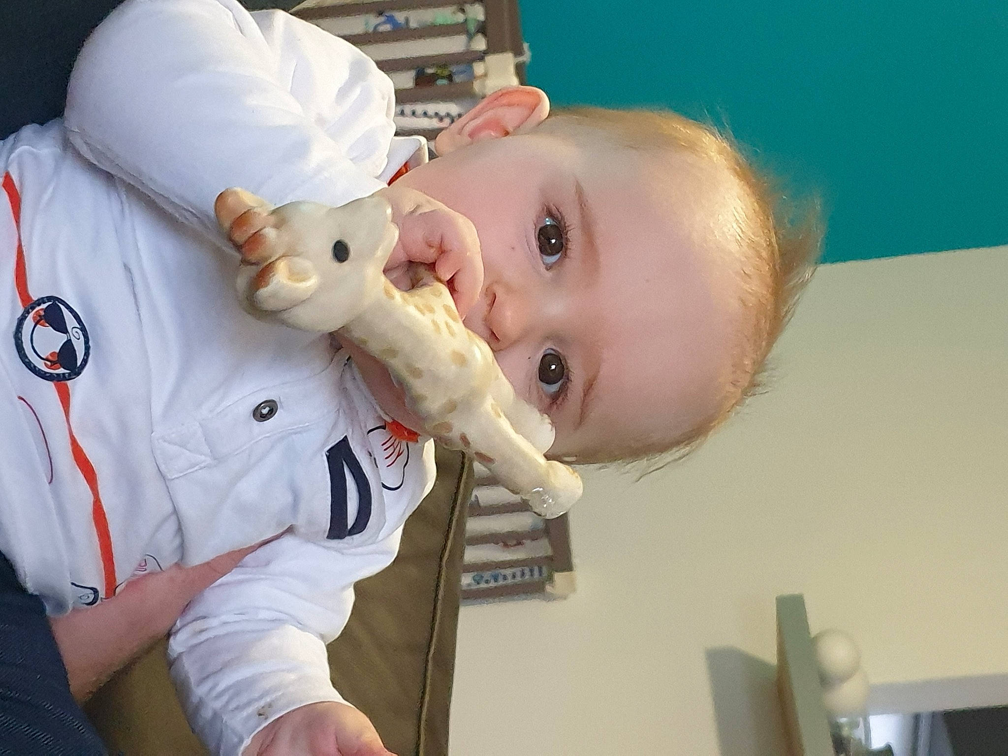 Loïc participe au concours pour gagner de l'argent avec cette photo : baby, baby_food, baby_products, baby_safety, baby_toddler_clothing, cheek, child, comfort_food, ear, eyelash, finger, gesture, mouth, nose, person, service, sleeve, thumb, toddler