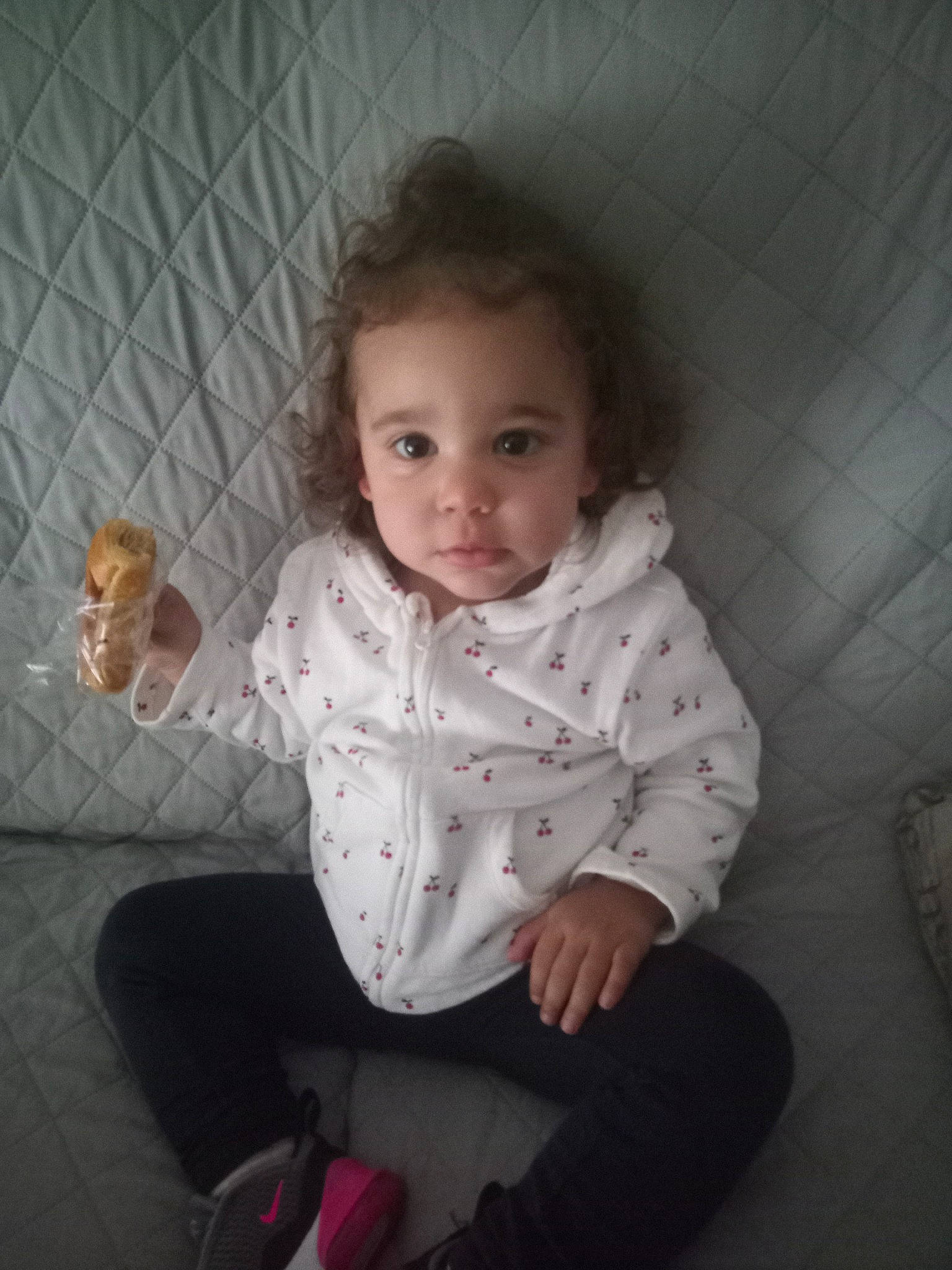 Tya participe au concours pour gagner de l'argent avec cette photo : baby, baby_toddler_clothing, cheek, child, comfort, darkness, flash_photography, floor, flooring, fun, human_leg, leg, lip, nose, pattern, person, sitting, skin, sleeve, toddler