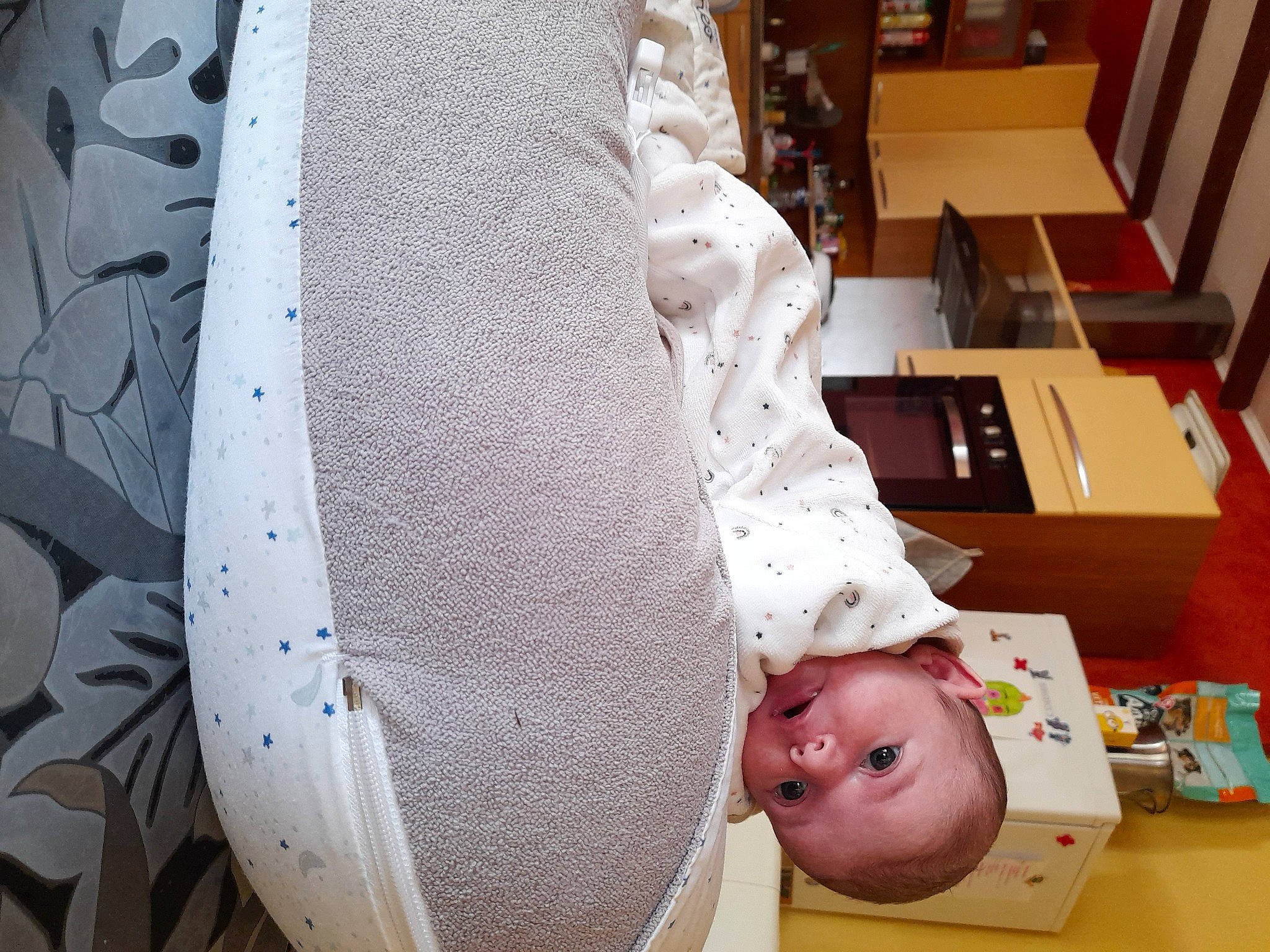 Hayley a rejoint le concours — aidez-le/la à gagner de superbes lots ! baby, baby_products, baby_safety, baby_toddler_clothing, bedding, child, comfort, fashion_accessory, flooring, infant_bed, linens, pattern, person, room, textile, toddler, wood, wool