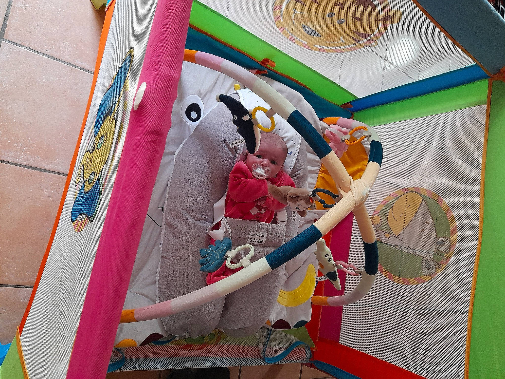 Hayley a rejoint le concours — aidez-le/la à gagner de superbes lots ! art, child, font, fun, illustration, leisure, magenta, paper, paper_product, pattern, person, play, publication, recreation, room, space, toddler, urban_design, visual_arts, world