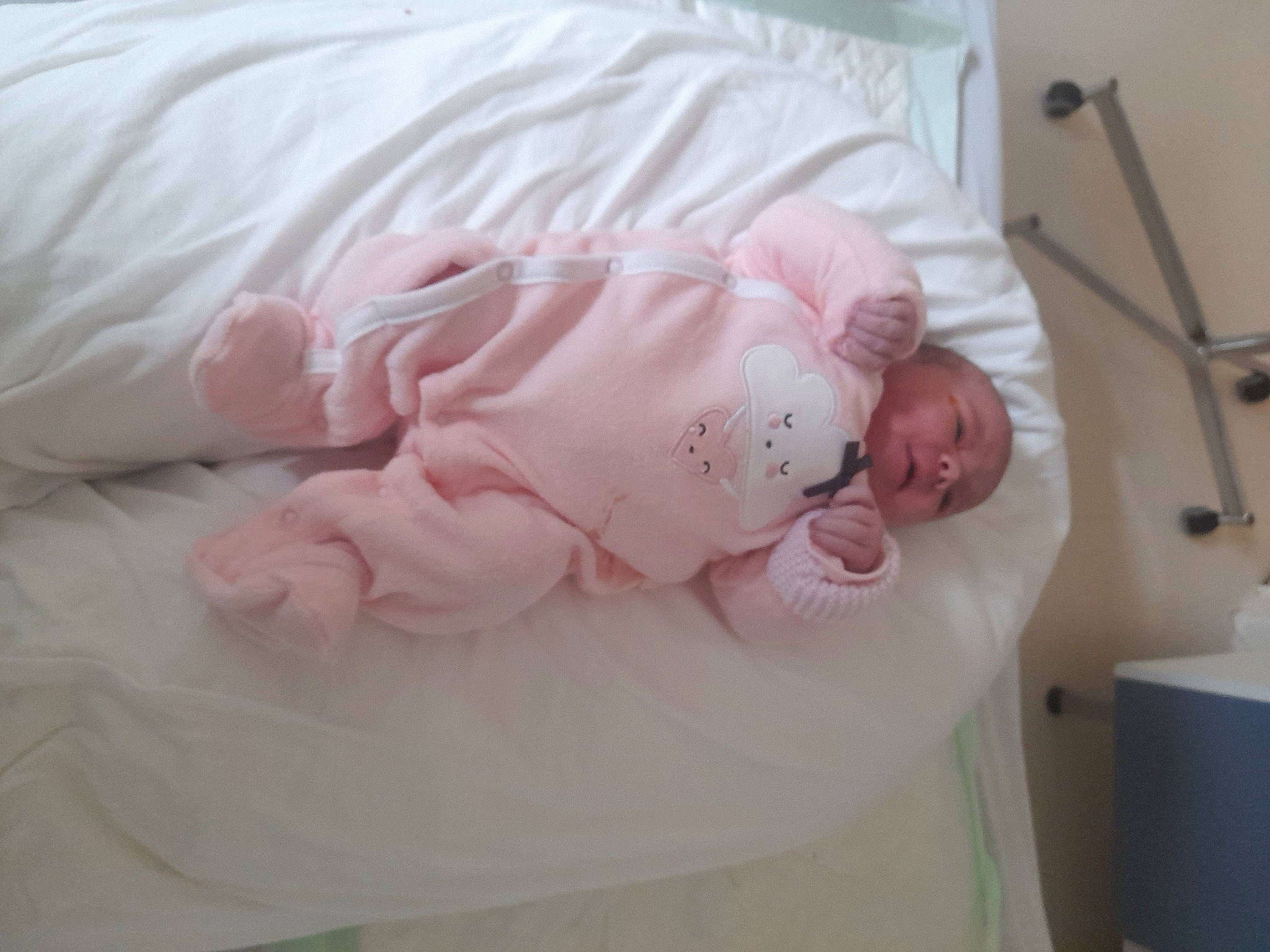 Hayley a rejoint le concours — aidez-le/la à gagner de superbes lots ! baby, baby_products, baby_safety, baby_sleeping, baby_toddler_clothing, bed, bed_sheet, bedding, bedtime, child, comfort, face, headwear, infant_bed, linens, nap, person, pink, room, sleep