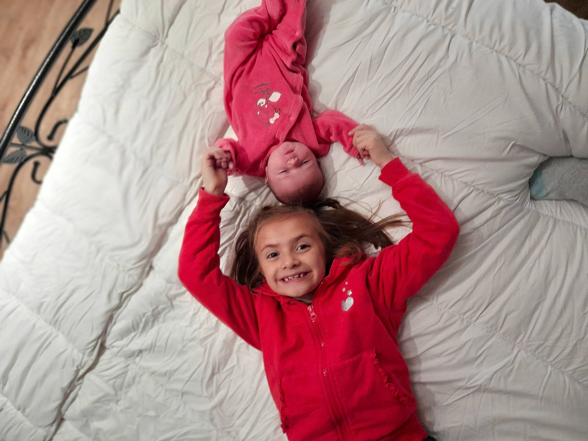 Hayley participe au concours pour gagner de l'argent avec cette photo : arm, carmine, comfort, event, fun, gesture, happy, human_body, joy, lap, leg, leisure, linens, magenta, mouth, person, recreation, sitting, smile, textile