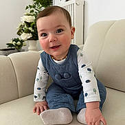 Hamza participe au concours pour gagner de l'argent avec cette photo : baby, infant, child, couch, sofa, sitting, smile, happy, cheeks, eyes, romper, socks, hand, toe, indoor, plant, vase, decor, portrait, face