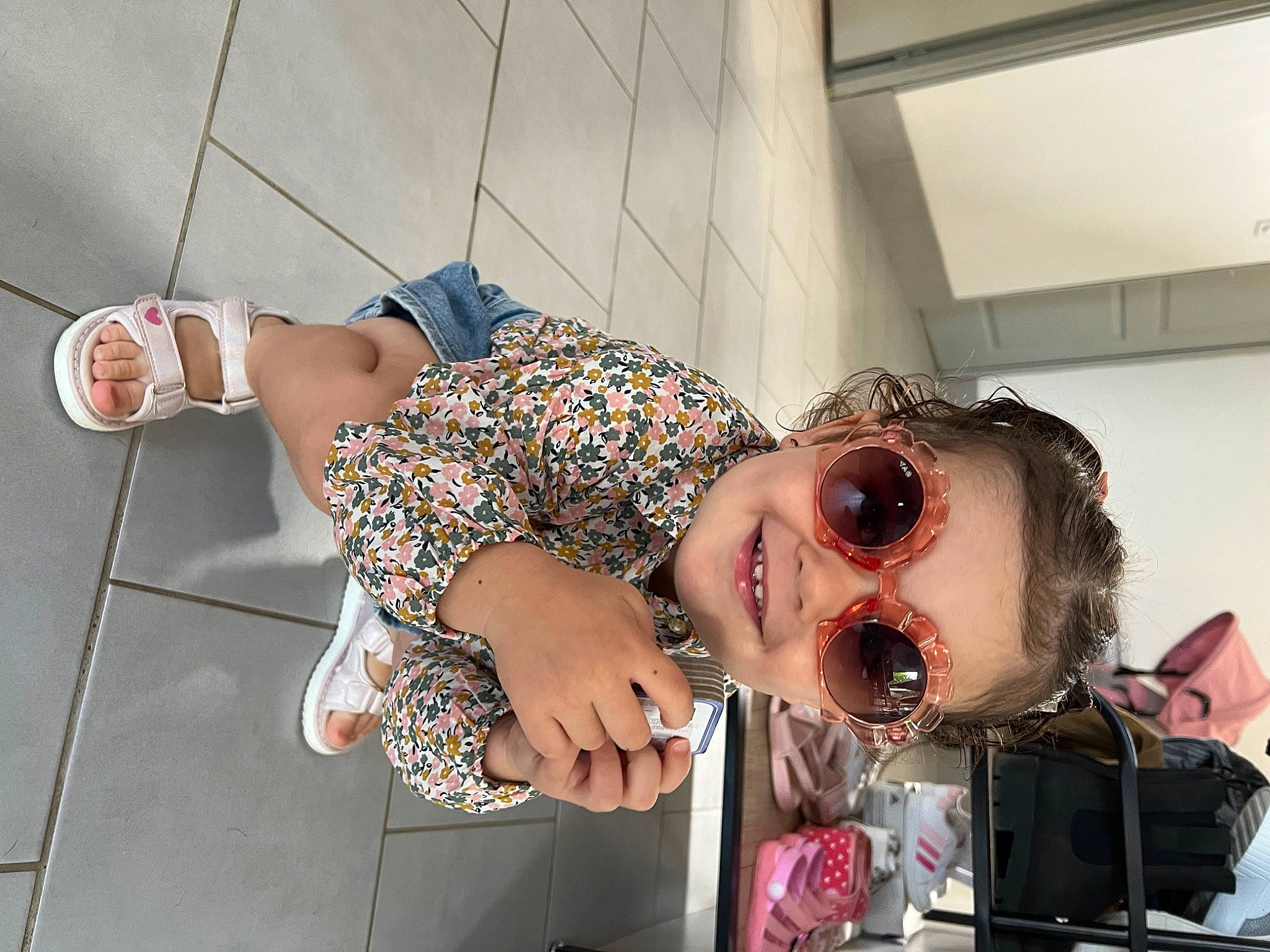 Julia participe au concours pour gagner de l'argent avec cette photo : elbow, event, eyewear, flesh, fun, happy, human_leg, joy, knee, mouth, person, personal_protective_equipment, room, smile, thigh, vision_care, visual_arts, waist, wrist