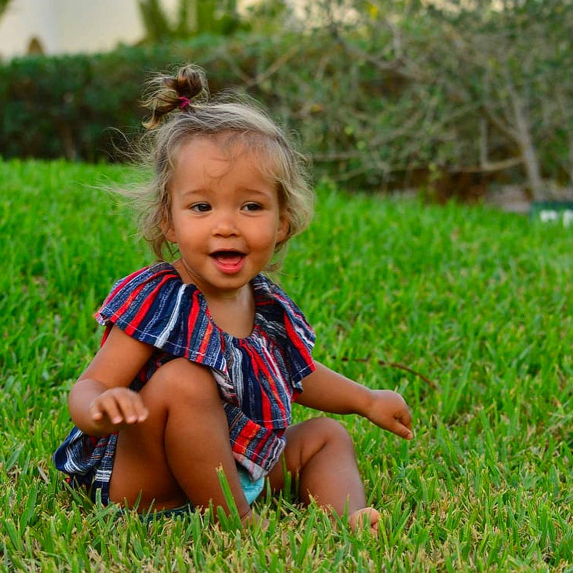 Lina a rejoint le concours — aidez-le/la à gagner de superbes lots ! baby, baby_toddler_clothing, blond, child, ear, eye, grass, grass_family, happy, mammal, meadow, mouth, nose, people_in_nature, person, shoe, sitting, slipper, sock, summer