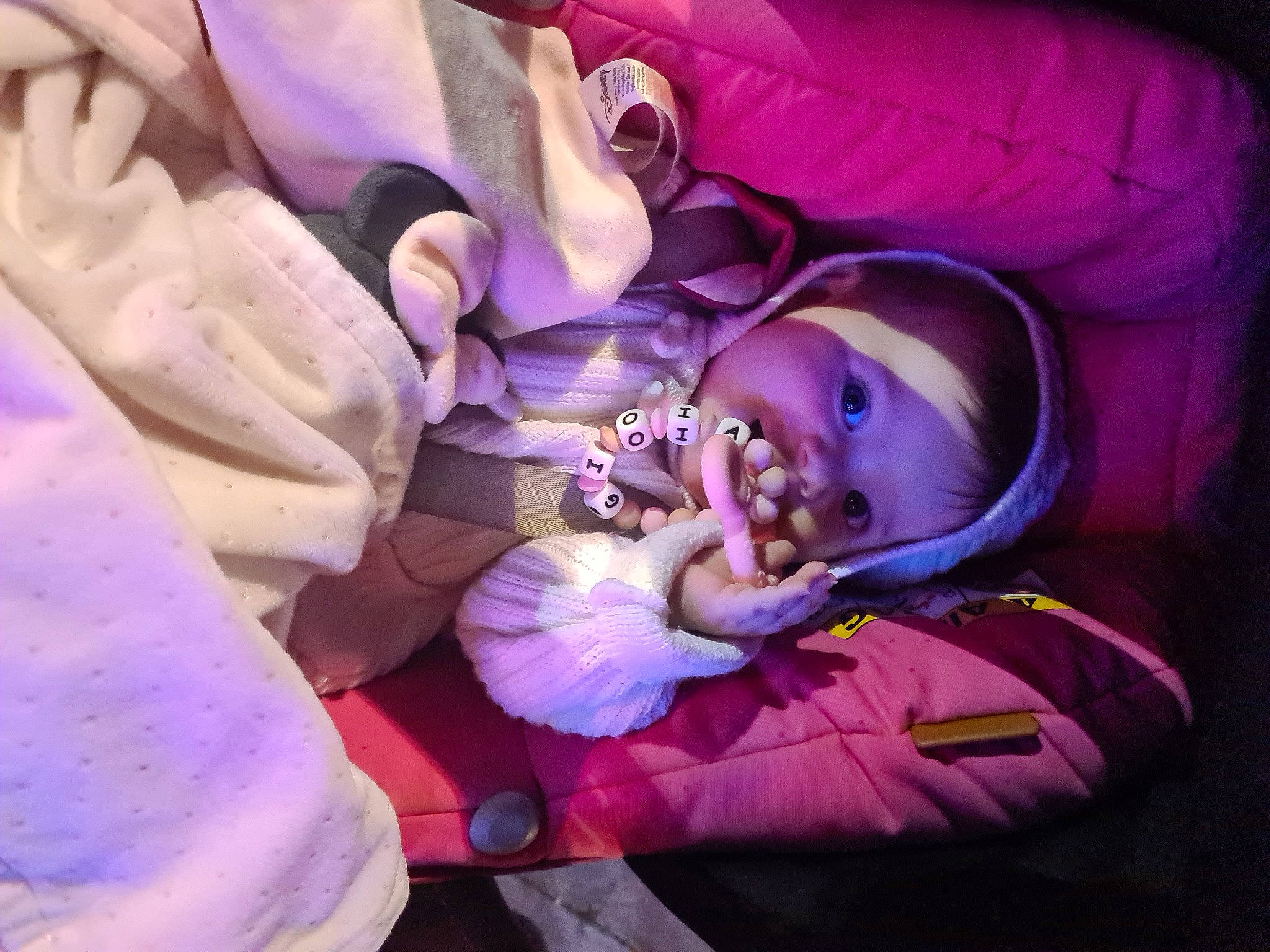 Gioia a rejoint le concours — aidez-le/la à gagner de superbes lots ! auto_part, baby, baby_products, car_seat, child, comfort, event, fun, headwear, magenta, nap, person, personal_protective_equipment, pink, purple, room, service, toddler, tree, violet