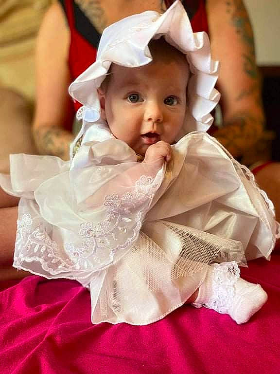 Gioia participe au concours pour gagner de l'argent avec cette photo : baby, baby_toddler_clothing, bridal_accessory, child, dress, embellishment, event, hair_accessory, happy, hat, headband, headgear, headpiece, peach, person, petal, pink, skin, surprise, textile