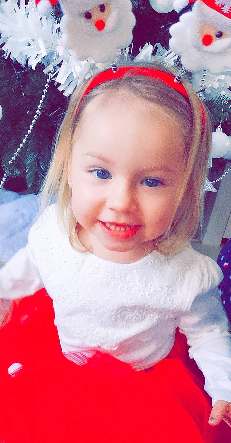 Yelena a rejoint le concours — aidez-le/la à gagner de superbes lots ! baby_toddler_clothing, blue, chin, cool, costume_hat, eye, hairstyle, happy, head, headgear, iris, joy, lip, outerwear, person, pink, skin, sleeve, smile, standing