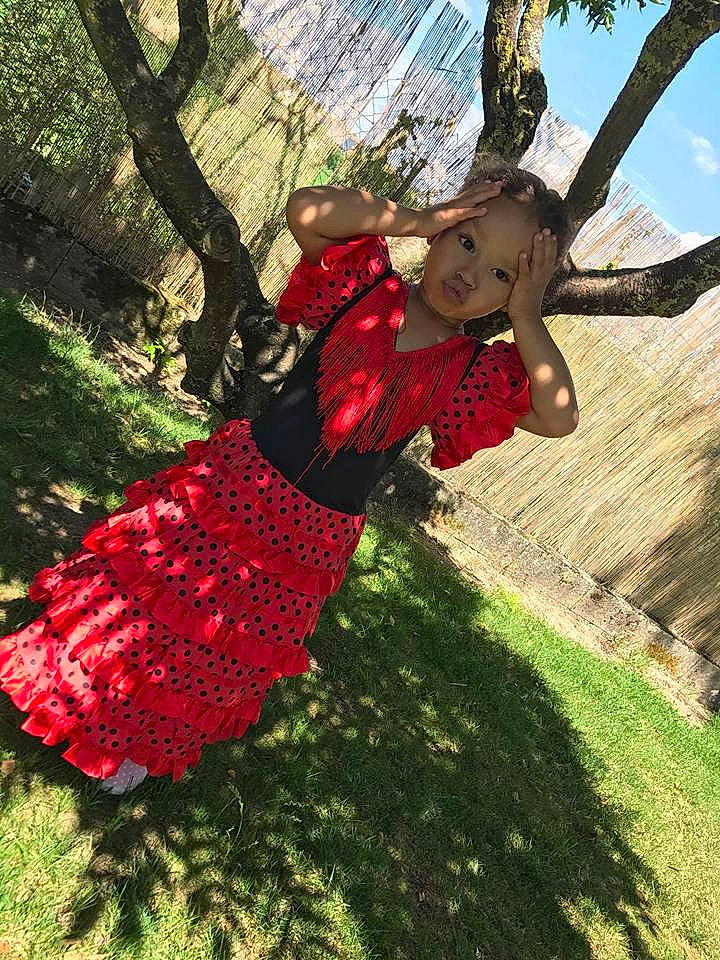 Naomie a rejoint le concours — aidez-le/la à gagner de superbes lots ! branch, flower, fun, girl, grass, leaf, person, plant, play, red, tree