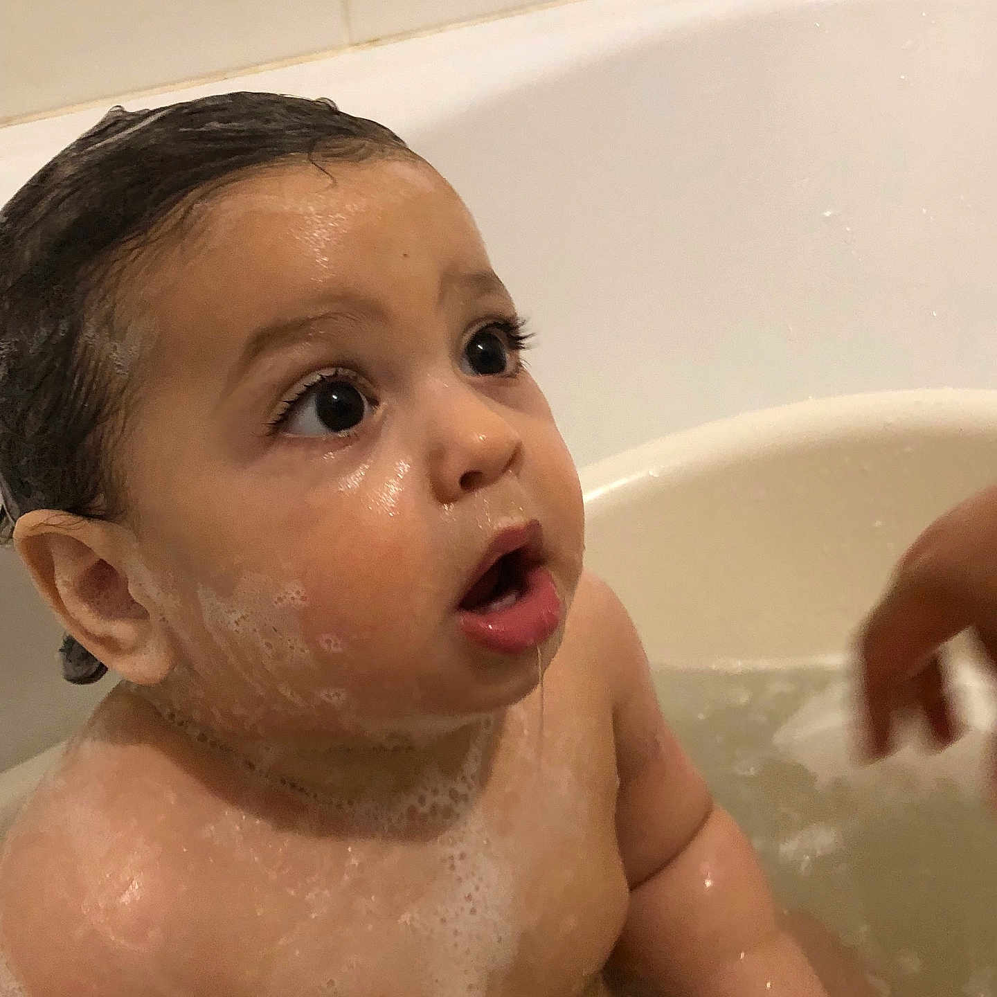 Yacine participe au concours pour gagner de l'argent avec cette photo : baby, bathing, bathroom, bathtub, face, head, indoors, person, room, shower, tub