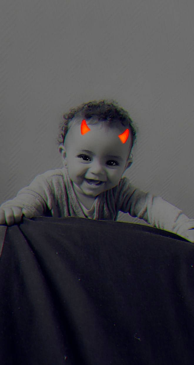 Rawane a rejoint le concours — aidez-le/la à gagner de superbes lots ! art, baby, cheek, child, chin, eye, eyebrow, flash_photography, forehead, grey, hairstyle, happy, jaw, lip, nose, person, room, sitting, sleeve, smile