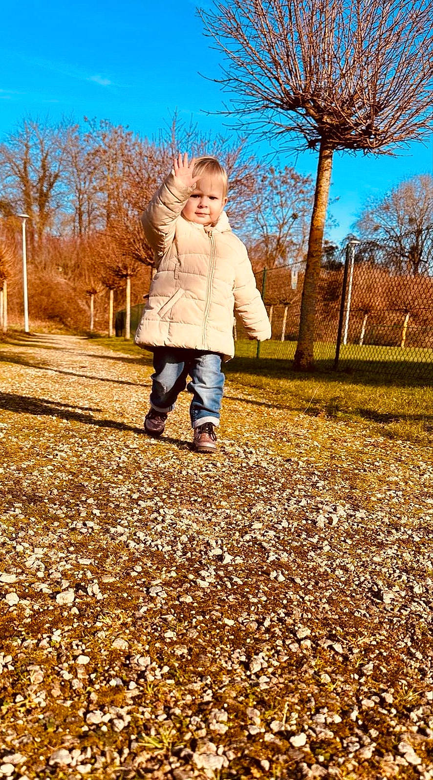 Marie participe au concours pour gagner de l'argent avec cette photo : beauty, branch, deciduous, gesture, grass, happy, landscape, leisure, natural_landscape, people, people_in_nature, person, plant, playing_with_kids, sky, sunlight, tints_and_shades, toddler, tree, trunk