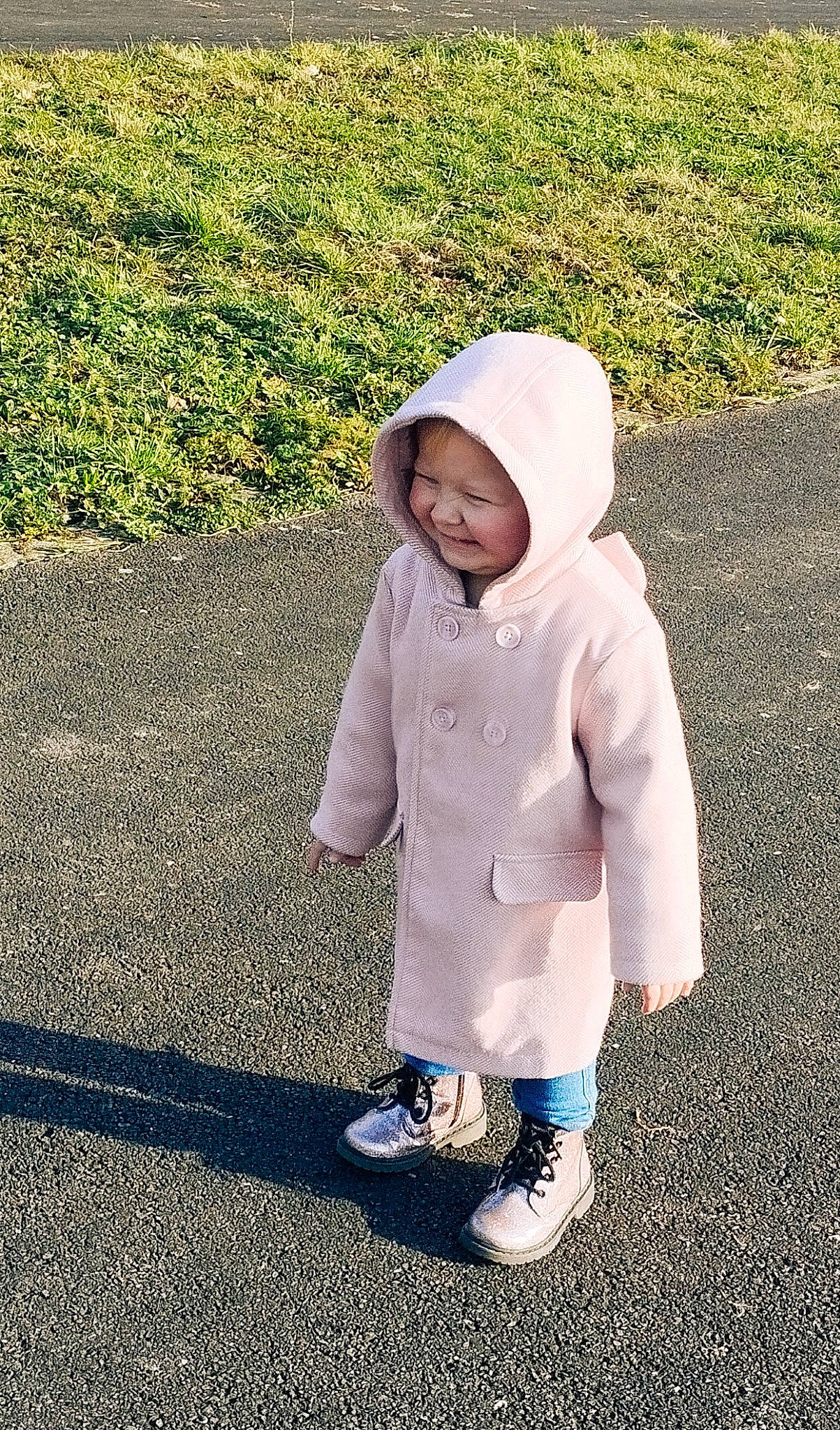 Marie a rejoint le concours — aidez-le/la à gagner de superbes lots ! asphalt, baby_toddler_clothing, cap, child, clothing, fun, grass, hat, headwear, jacket, joy, landscape, outerwear, pattern, people_in_nature, person, plant, road_surface, sleeve, smile