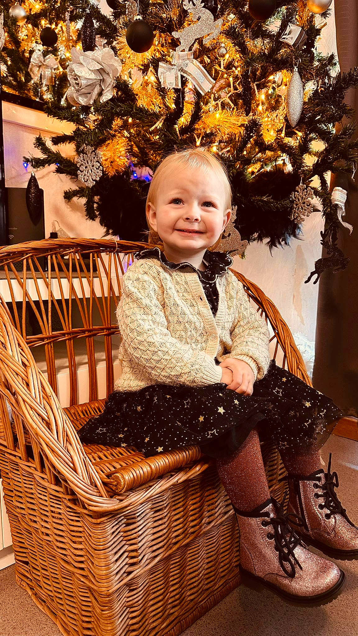 Marie participe au concours pour gagner de l'argent avec cette photo : basket, child, event, fun, grass, happy, home_accessories, joy, laugh, leisure, pattern, people_in_nature, person, plant, portrait_photography, sitting, smile, toddler, tree, vintage_clothing