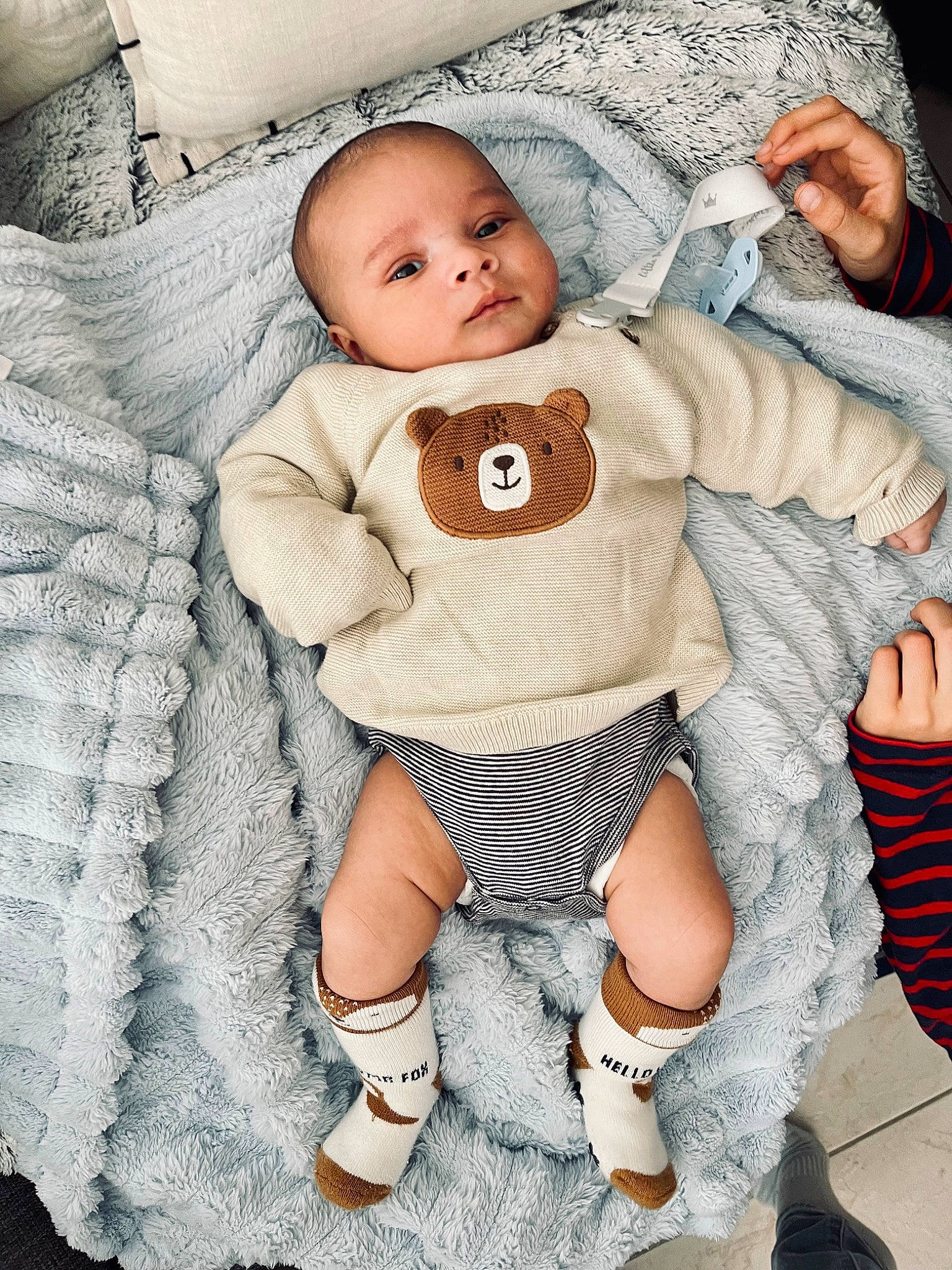Sacha participe au concours pour gagner de l'argent avec cette photo : arm, baby, baby_toddler_clothing, cheek, child, comfort, doll, fur, organ, pattern, person, product, sitting, skin, sleeve, smile, sock, textile, thigh, toddler