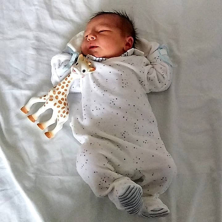 Rémy a rejoint le concours — aidez-le/la à gagner de superbes lots ! baby, baby_sleeping, baby_toddler_clothing, child, pajamas, person, toddler