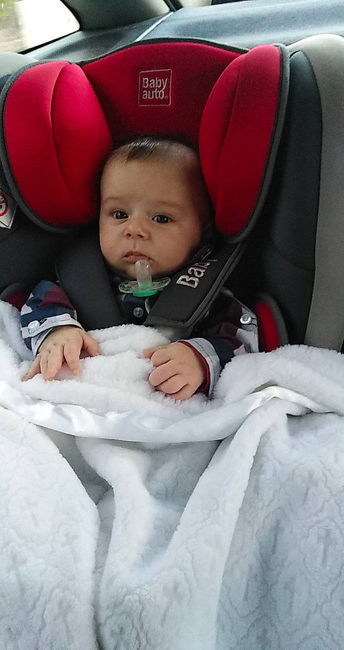 Rémy a rejoint le concours — aidez-le/la à gagner de superbes lots ! baby, baby_carriage, baby_in_car_seat, baby_products, birth, car_seat, cheek, child, comfort, fun, head, person, product, red, skin, toddler