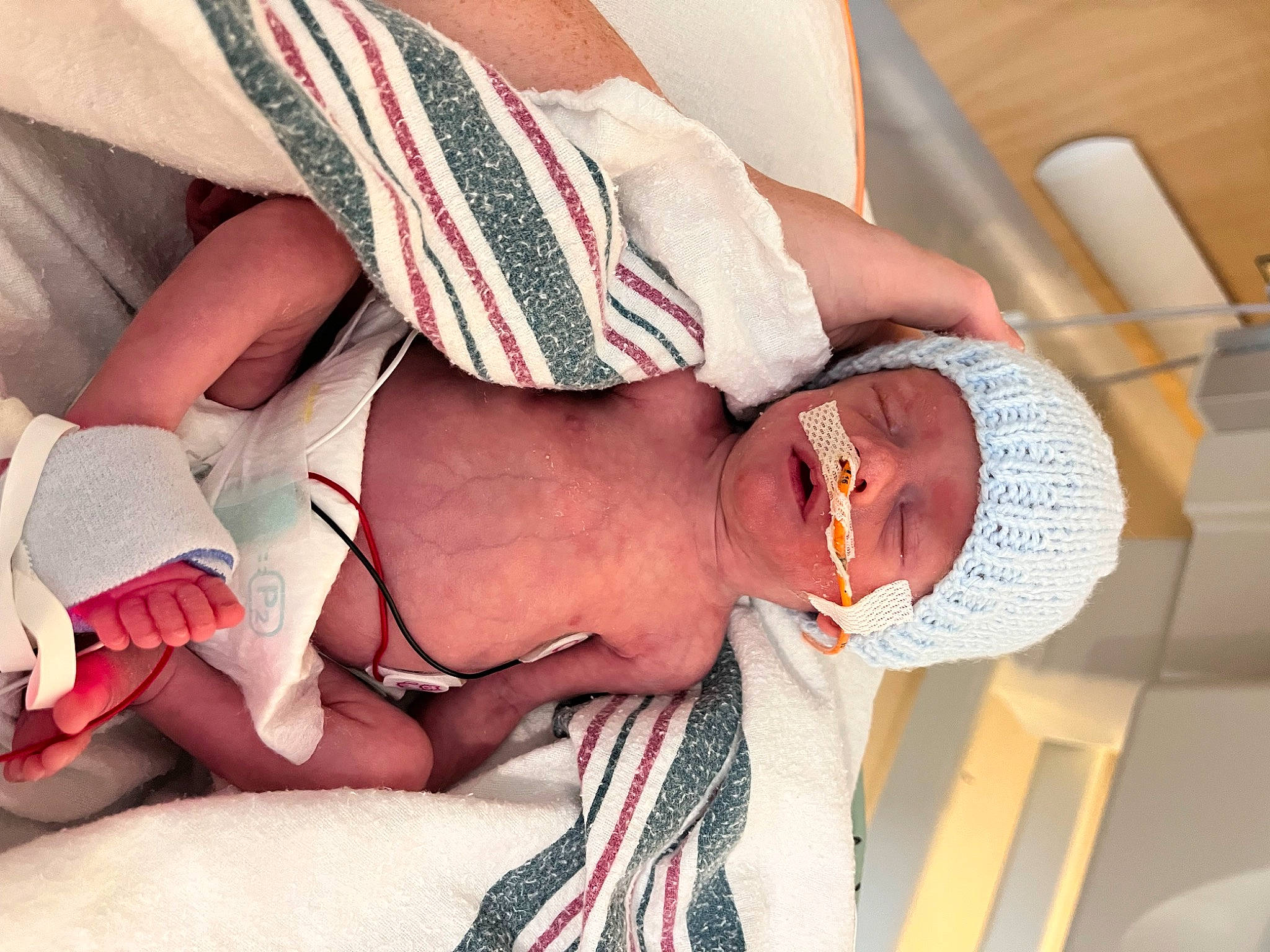 Eli is registered to the contest to win money with this photo: abdomen, arm, chest, comfort, elbow, eyewear, finger, glasses, hand, headgear, headwear, human_body, joint, knee, leg, mouth, person, skin, stomach, thigh