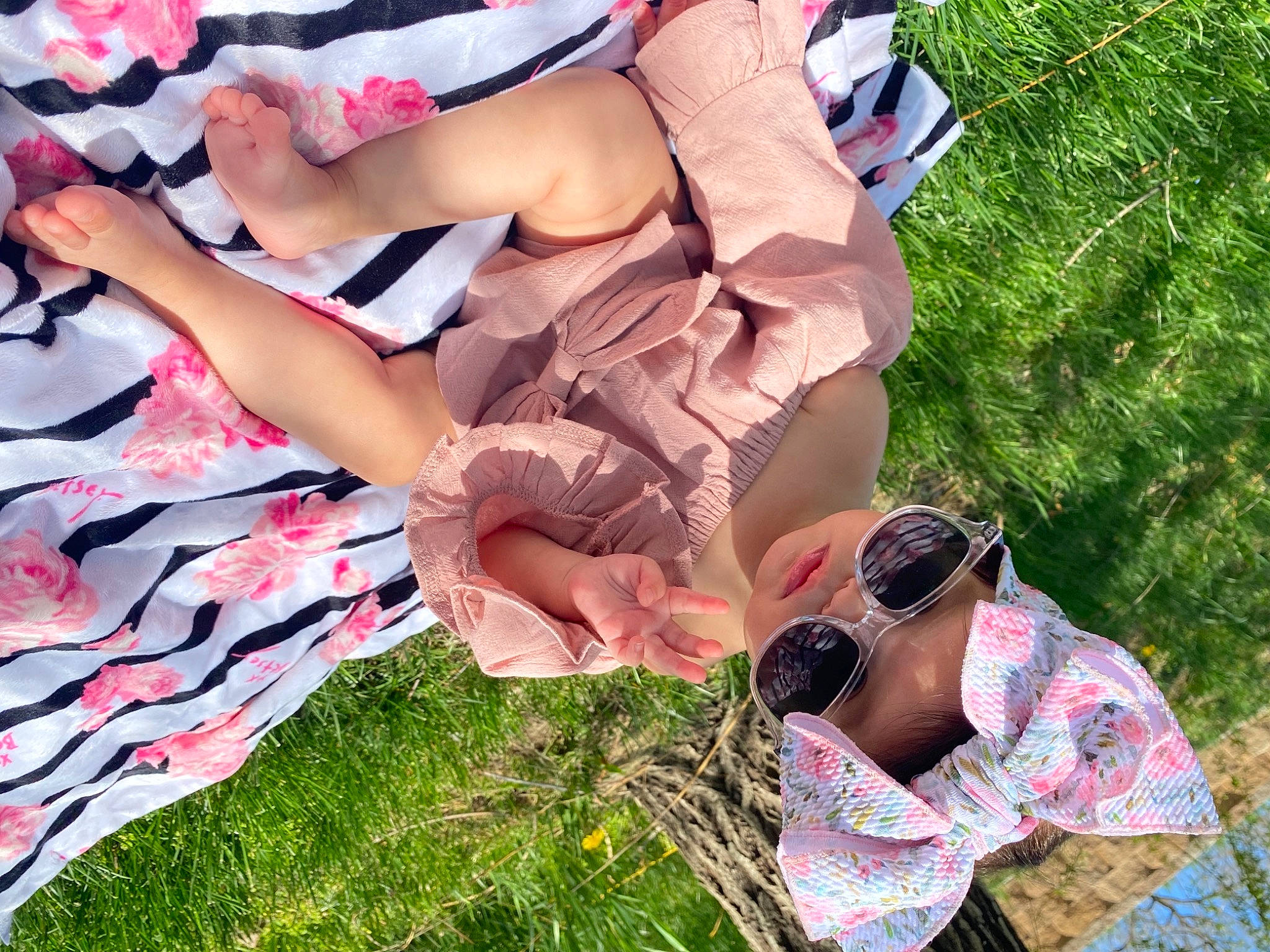 Yameli is registered to the contest to win money with this photo: cool, eyewear, finger, fun, gesture, goggles, grass, happy, hat, knee, leisure, meadow, people_in_nature, person, pink, plant, shorts, summer, sunglasses, textile