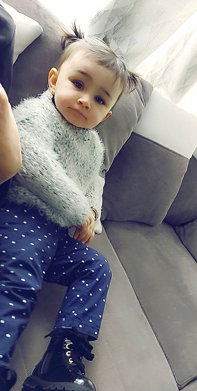 Gina a rejoint le concours — aidez-le/la à gagner de superbes lots ! arm, beauty, child, comfort, cool, couch, electric_blue, eye, face, hairstyle, happy, head, human_leg, joint, leg, person, textile, thigh, toddler, waist