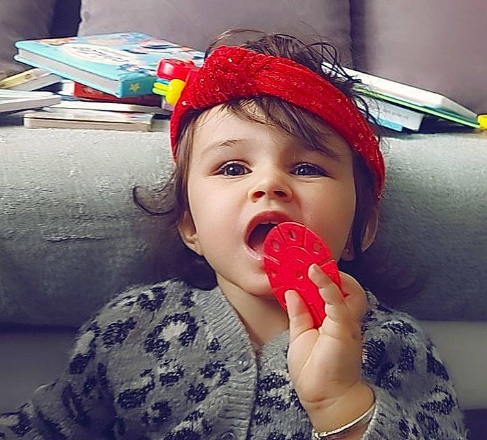 Gina a rejoint le concours — aidez-le/la à gagner de superbes lots ! audio_equipment, cool, ear, eye, eyelash, facial_expression, finger, fun, gesture, happy, headgear, jaw, lip, mouth, nail, neck, nose, pattern, person, skin