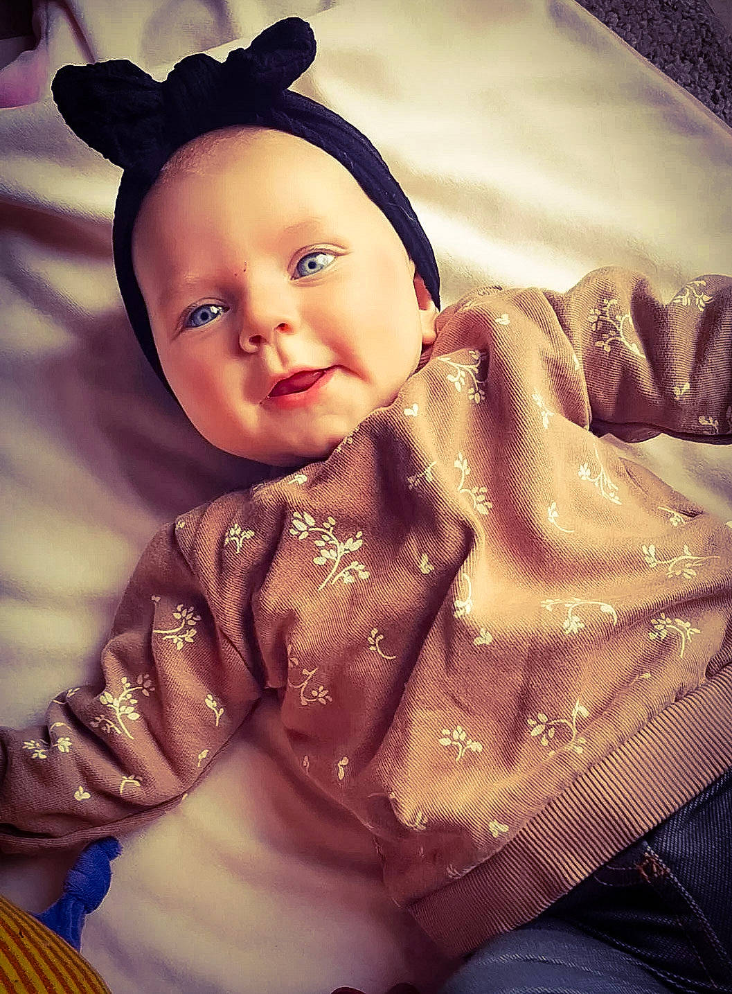 April a rejoint le concours — aidez-le/la à gagner de superbes lots ! baby, baby_toddler_clothing, cheek, chin, eye, facial_expression, flash_photography, hand, happy, head, human_body, iris, lip, mouth, nose, person, pink, skin, sleeve, standing