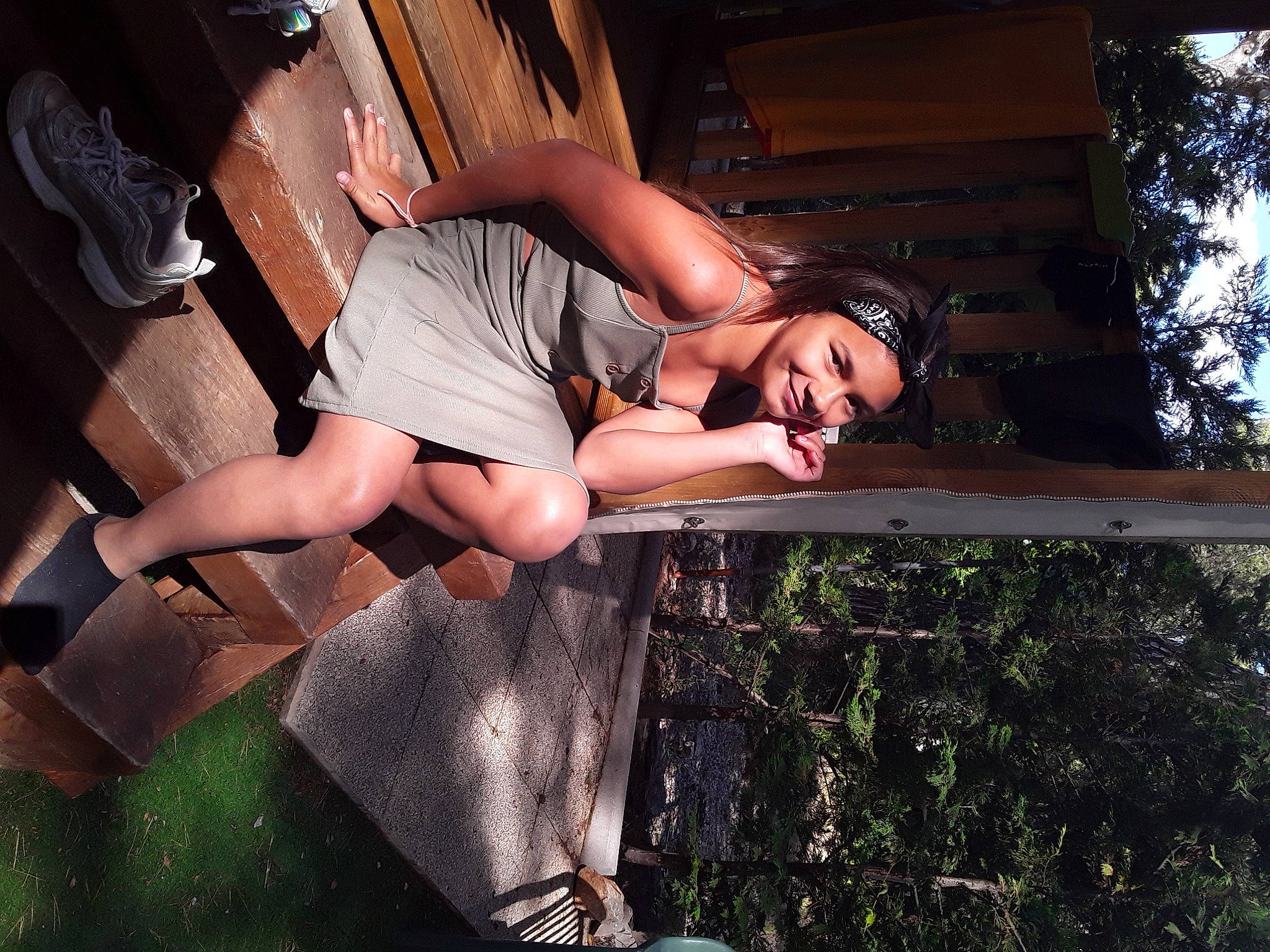 Kenza a rejoint le concours — aidez-le/la à gagner de superbes lots ! fun, headwear, human_body, joy, leg, person, tree