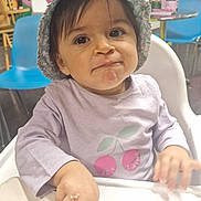 Juliana a rejoint le concours — aidez-le/la à gagner de superbes lots ! animal, blue_chair, cartoon, child, clothing, colorful_background, cute, expression, face, hand, hat, high_chair, indoor, person, pink, portrait, purple, table, toddler, toy