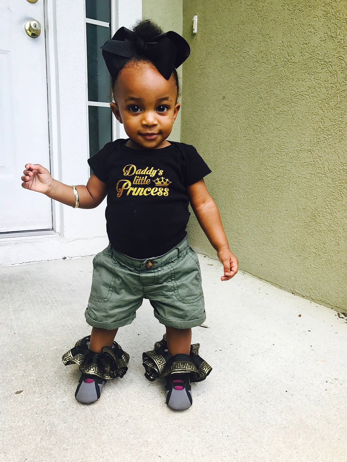 Rayana is registered to the contest to win money with this photo: boy, child, clothing, human_positions, male, play, sitting, toddler