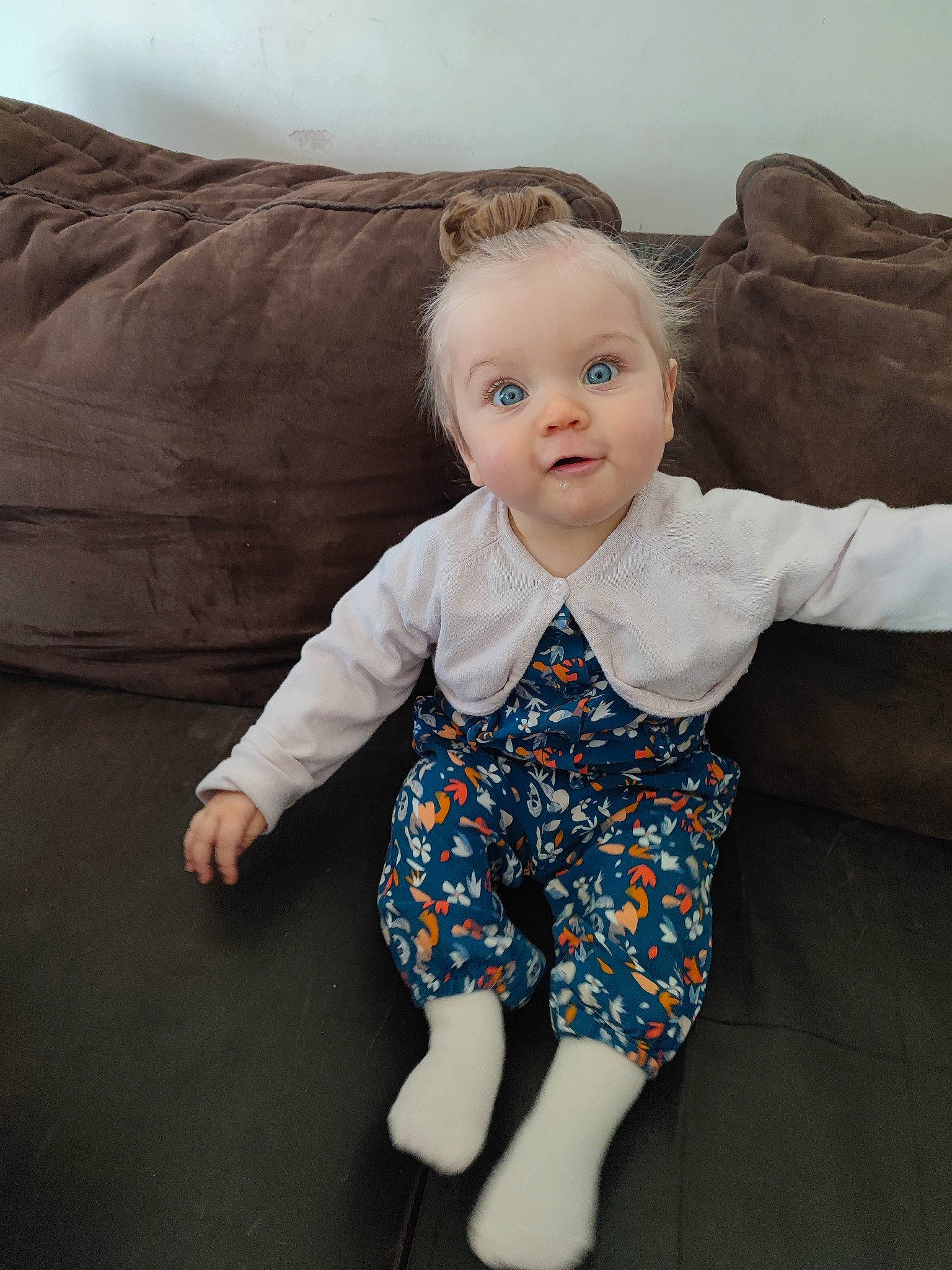 Jade participe au concours pour gagner de l'argent avec cette photo : arm, baby_toddler_clothing, cheek, chin, comfort, eye, face, facial_expression, head, human_body, iris, leg, mammal, neck, person, shoulder, skin, sleeve, smile, textile
