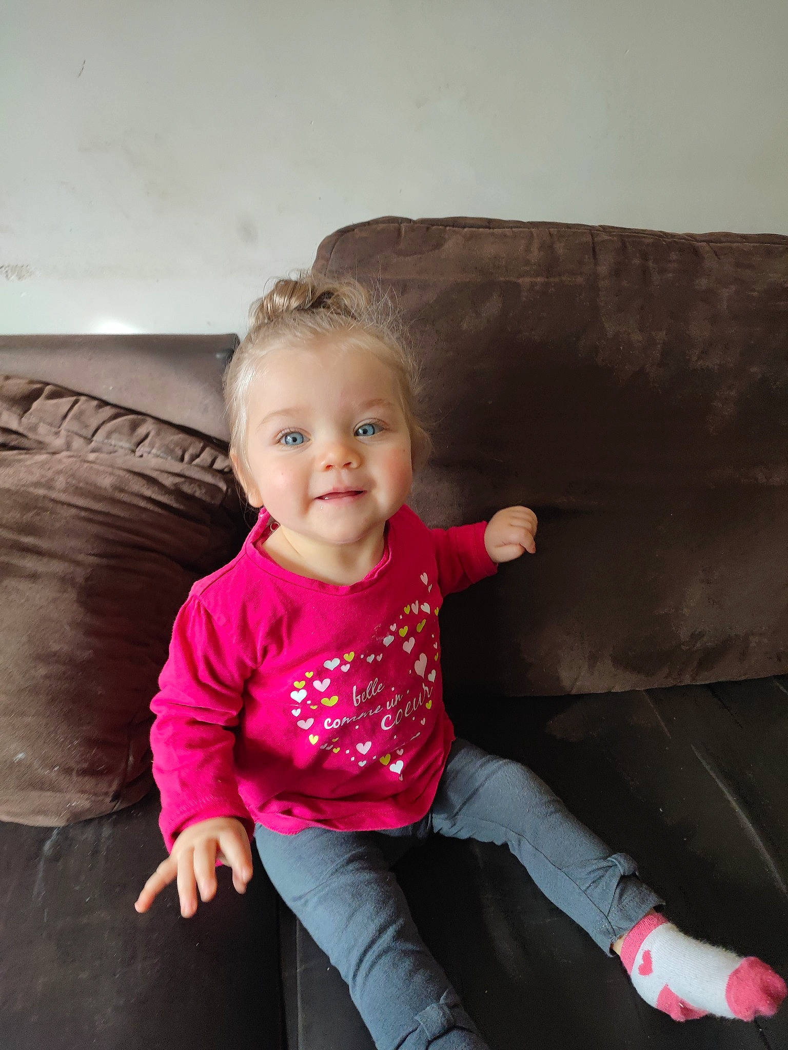 Jade participe au concours pour gagner de l'argent avec cette photo : baby_toddler_clothing, clothing, comfort, eye, face, flash_photography, hair, hairstyle, head, human_body, jeans, joint, joy, leg, lip, mammal, mouth, person, shoulder, skin