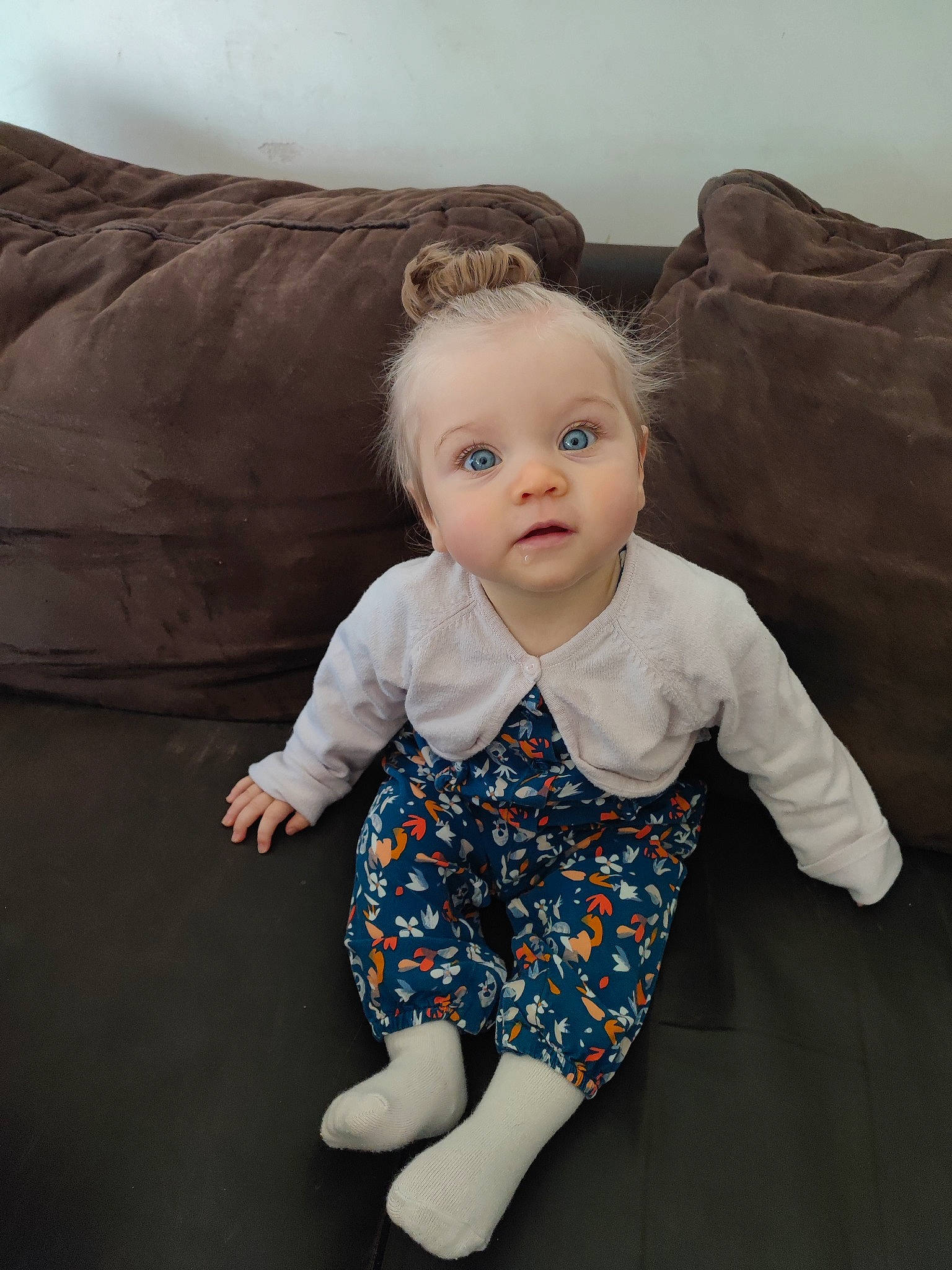 Jade a rejoint le concours — aidez-le/la à gagner de superbes lots ! baby, baby_toddler_clothing, cheek, child, chin, clothing, comfort, couch, flooring, foot, head, human_body, human_leg, iris, nose, person, sitting, skin, sleeve, t_shirt