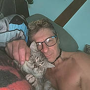 Kitty a rejoint le concours — aidez-le/la à gagner de superbes lots ! blanket, casual, cat, closeup, comfort, couch, cozy, cuddling, friendship, furniture, glasses, happy, home, indoors, man, pet, portrait, relaxing, shirtless, sleepy