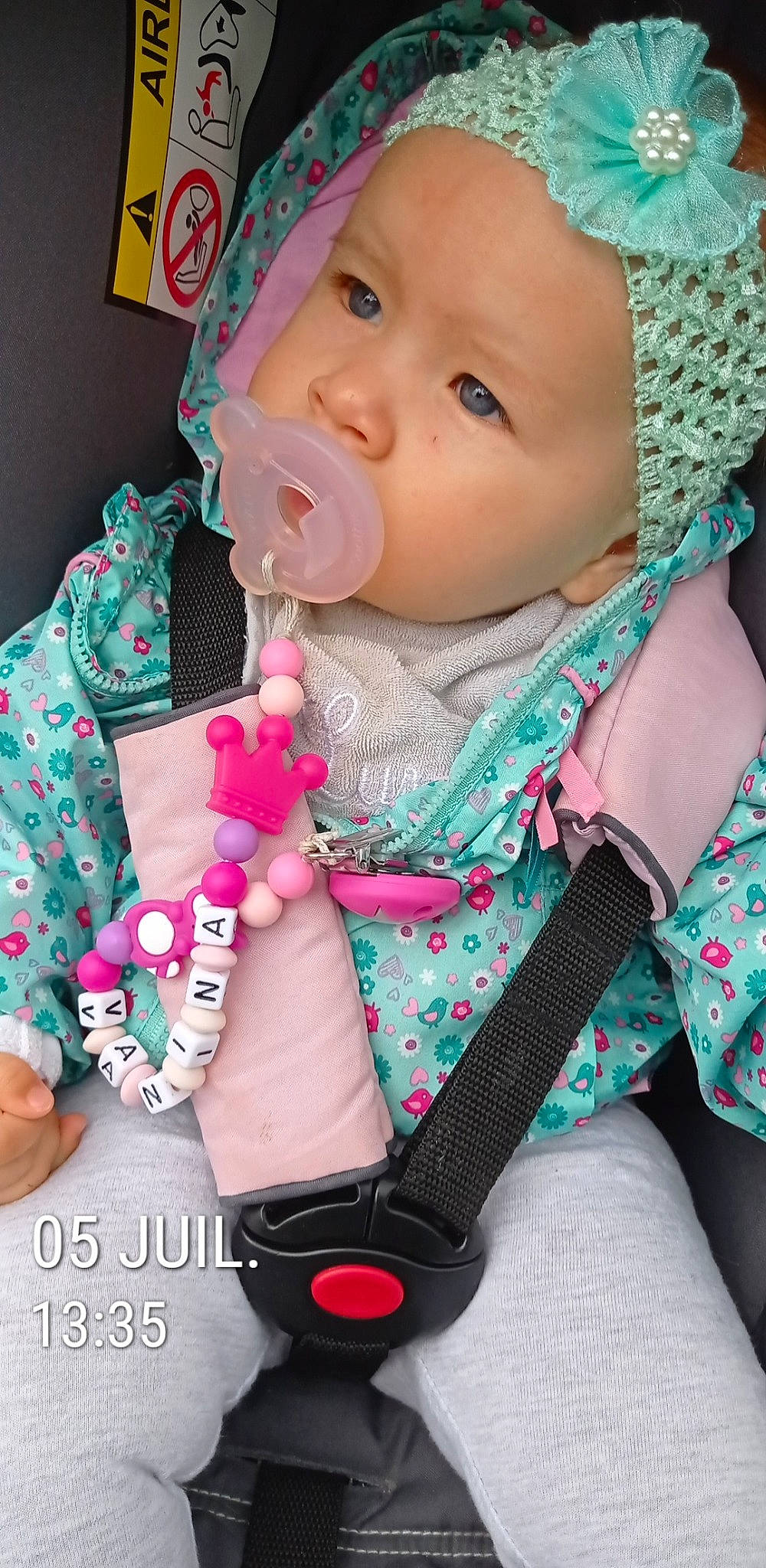 Vanina participe au concours pour gagner de l'argent avec cette photo : baby, baby_toddler_clothing, cheek, face, gesture, hand, head, headwear, lip, mouth, neck, nose, organ, outerwear, person, photograph, pink, product, skin, sleeve