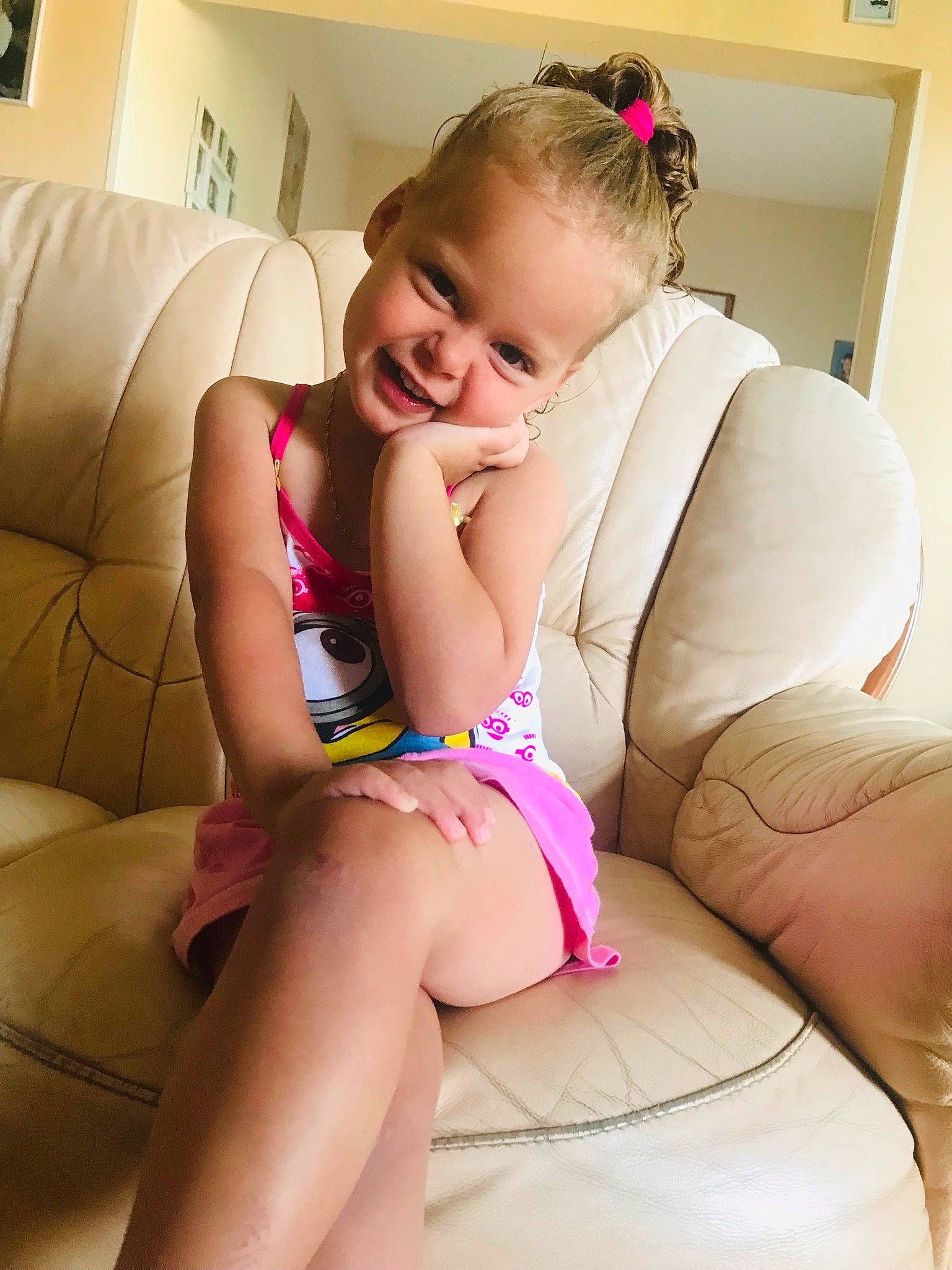 Béllà participe au concours pour gagner de l'argent avec cette photo : baby, baby_toddler_clothing, comfort, finger, hair, hairstyle, human_body, joint, knee, leg, muscle, neck, organ, person, pink, shoulder, skin, smile, textile, thigh