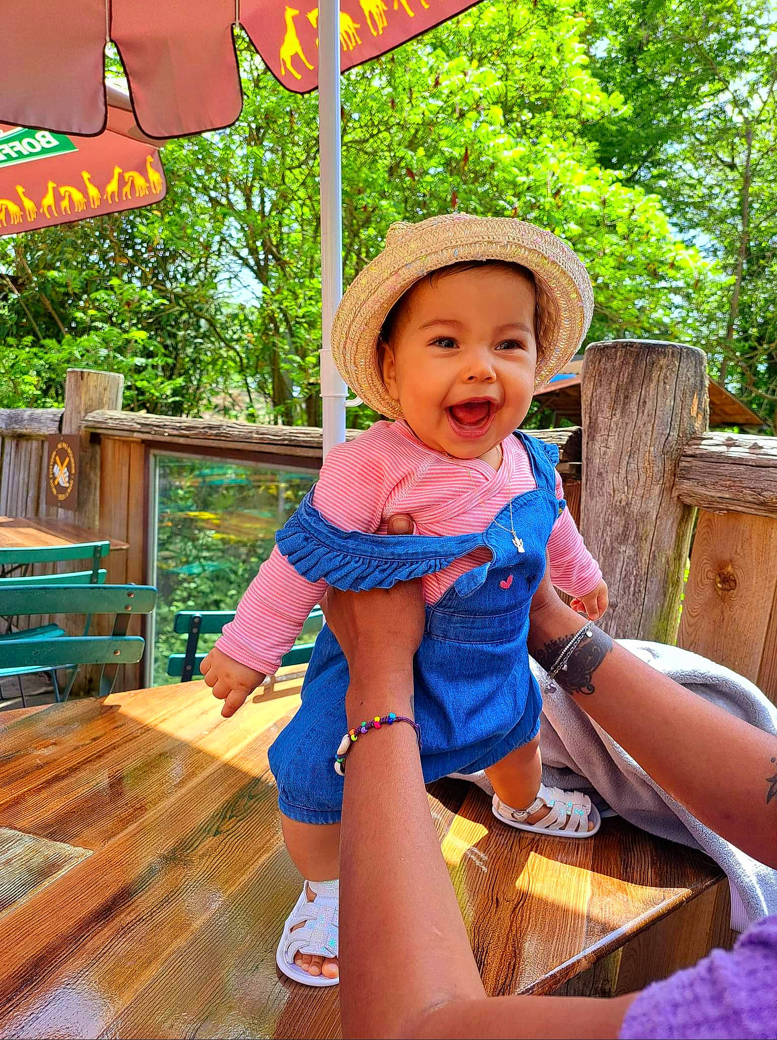 Cataleya a rejoint le concours — aidez-le/la à gagner de superbes lots ! baby_toddler_clothing, clothing, electric_blue, fun, grass, happy, hat, headwear, human_leg, lap, leisure, people_in_nature, person, pink, public_space, recreation, smile, sun_hat, thigh, toddler