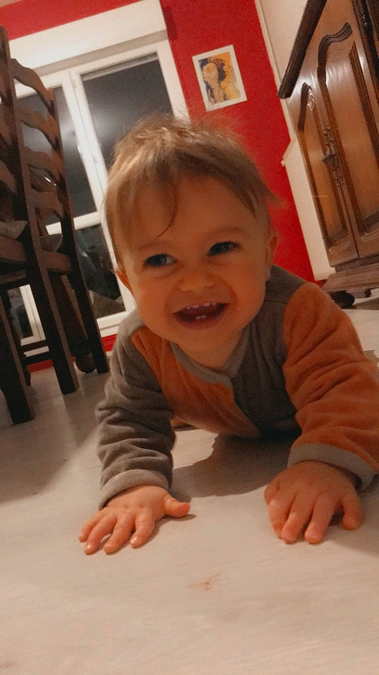 Titouan participe au concours pour gagner de l'argent avec cette photo : baby, child, crawling, finger, floor, hand, joy, person, play, smile, thumb, toddler