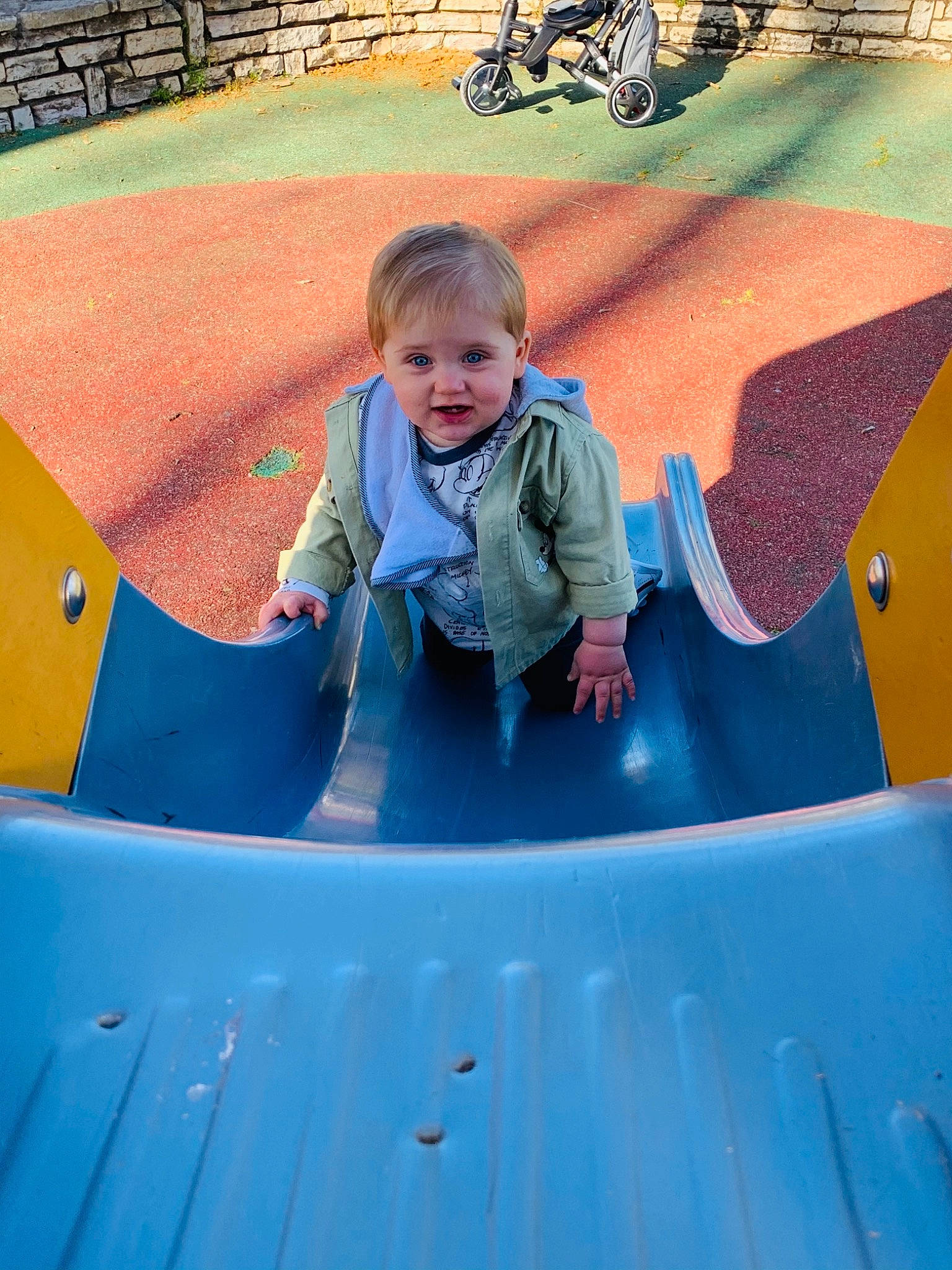 Louis a rejoint le concours — aidez-le/la à gagner de superbes lots ! automotive_exterior, blue, child, chute, city, electric_blue, fun, grass, leisure, motor_vehicle, outdoor_play_equipment, outdoor_recreation, person, photograph, playground, playground_slide, public_space, recreation, snapshot, t_shirt