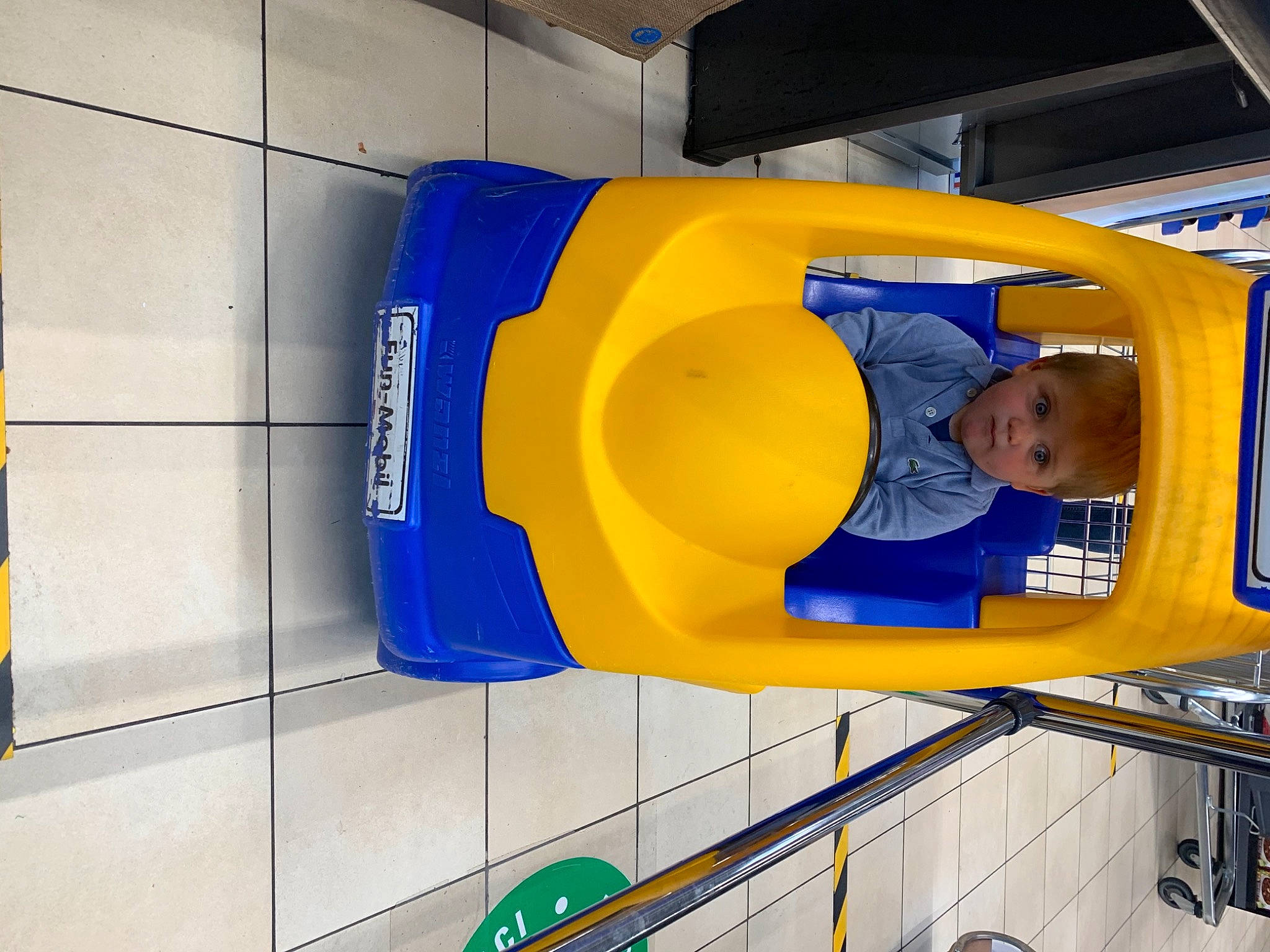 Louis a rejoint le concours — aidez-le/la à gagner de superbes lots ! cleanliness, electric_blue, engineering, fun, games, hat, leisure, machine, person, plastic, recreation, surprise, t_shirt, toddler