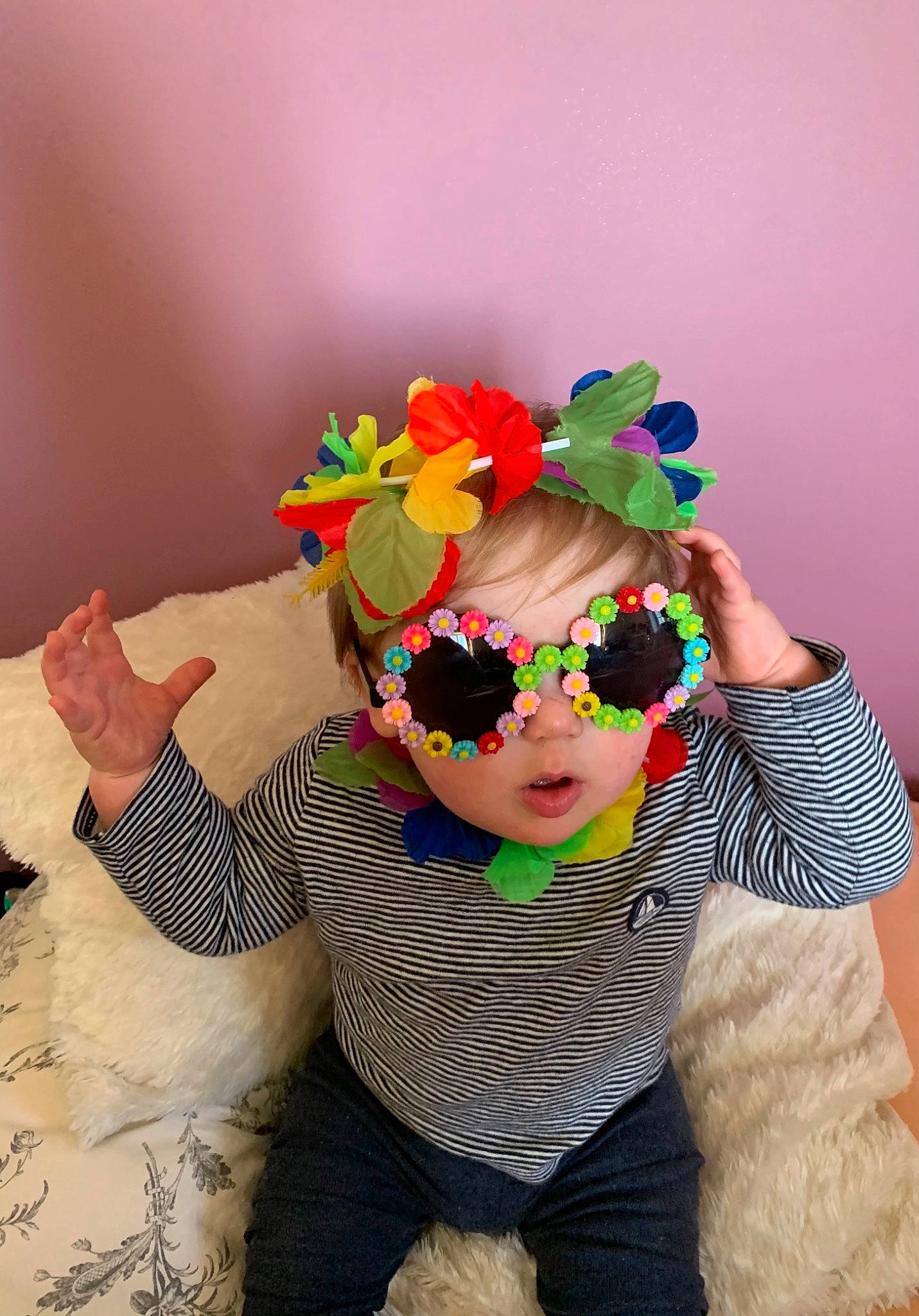 Louis participe au concours pour gagner de l'argent avec cette photo : child, cool, cut_flowers, eyewear, fashion_accessory, fashion_design, finger, fun, glasses, goggles, hair_accessory, happy, headpiece, person, petal, plant, play, sleeve, sunglasses, t_shirt