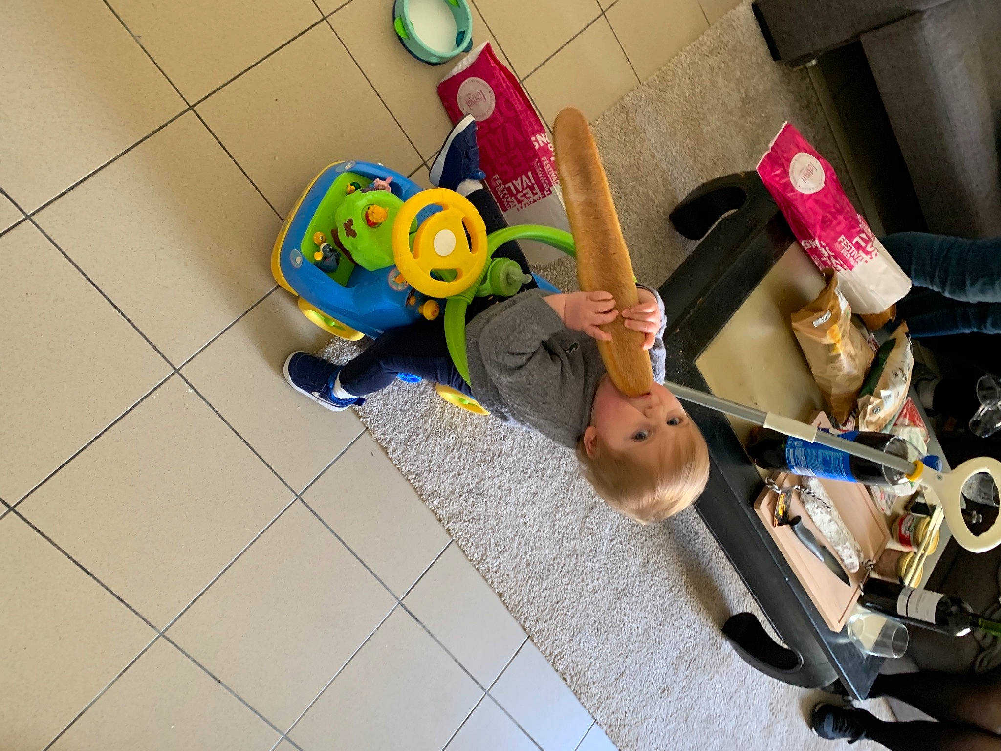 Louis a rejoint le concours — aidez-le/la à gagner de superbes lots ! automotive_tire, baby_products, bicycle_wheel, bumper, floor, flooring, fun, leisure, person, plastic, room, sandal, shoe, smile, sneakers, t_shirt, tire, toddler, toy, vehicle