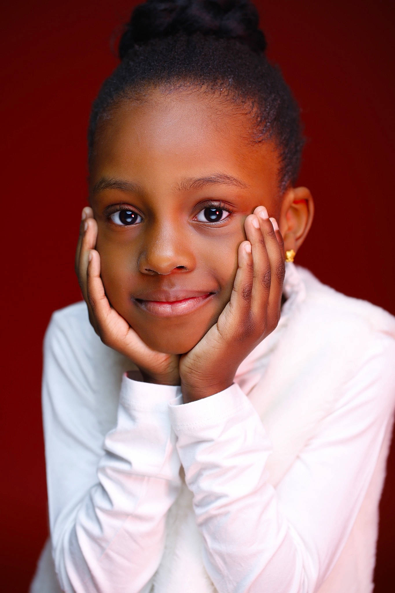 Dominica participe au concours pour gagner de l'argent avec cette photo : arm, buzz_cut, cheek, eyebrow, eyelash, flash_photography, forehead, fun, gesture, happy, human_body, joy, lip, long_hair, neck, nose, person, sleeve, smile, sports_uniform