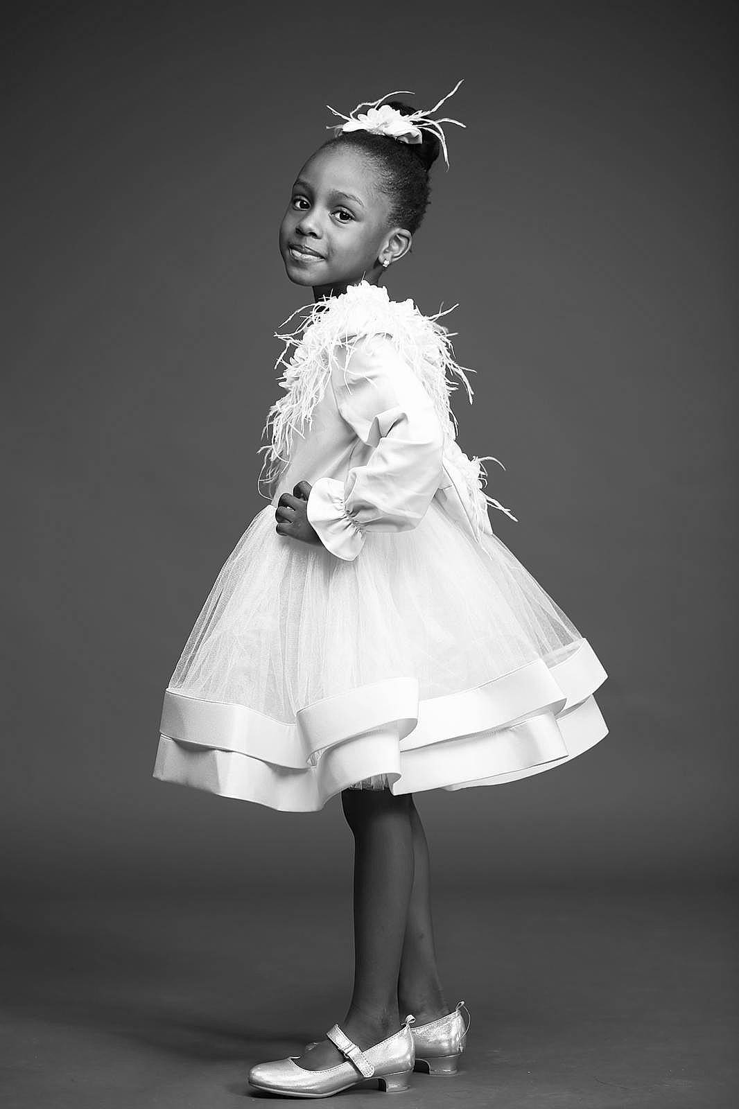 Dominica participe au concours pour gagner de l'argent avec cette photo : black, bridal_party_dress, day_dress, dress, eye, fashion_design, flash_photography, footwear, gesture, gown, hair, hairstyle, hand, happy, head, headgear, joy, one_piece_garment, performing_arts, person