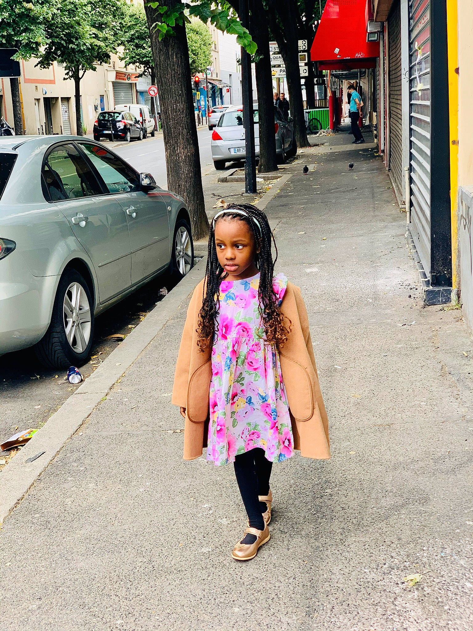 Dominica participe au concours pour gagner de l'argent avec cette photo : asphalt, automotive_lighting, car, dress, green, infrastructure, mode_of_transport, motor_vehicle, neighbourhood, person, public_space, road_surface, sidewalk, street_fashion, tire, tree, vehicle, vehicle_door, waist, wheel