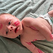 Killian a rejoint le concours — aidez-le/la à gagner de superbes lots ! adorable, arm, baby, blanket, child, closeup, cute, diaper, expression, face, human, infant, kiss_marks, lying_down, mark, newborn, pink, red, skin, soft_texture