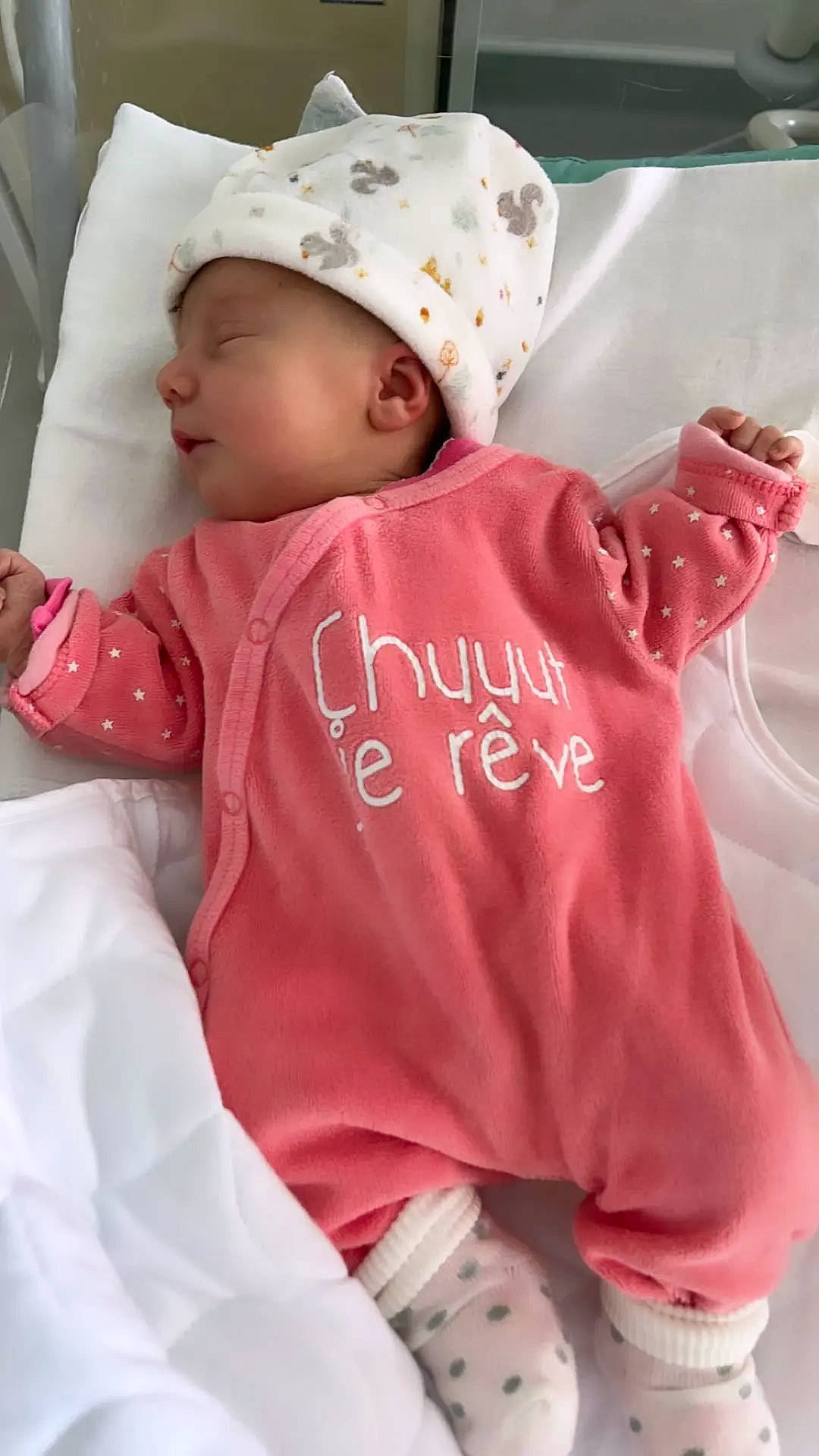 Louna participe au concours pour gagner de l'argent avec cette photo : baby, baby_sleeping, baby_toddler_clothing, cap, child, comfort, face, facial_expression, hat, headgear, headwear, human_body, linens, person, pink, product, skin, sleeve, t_shirt, textile