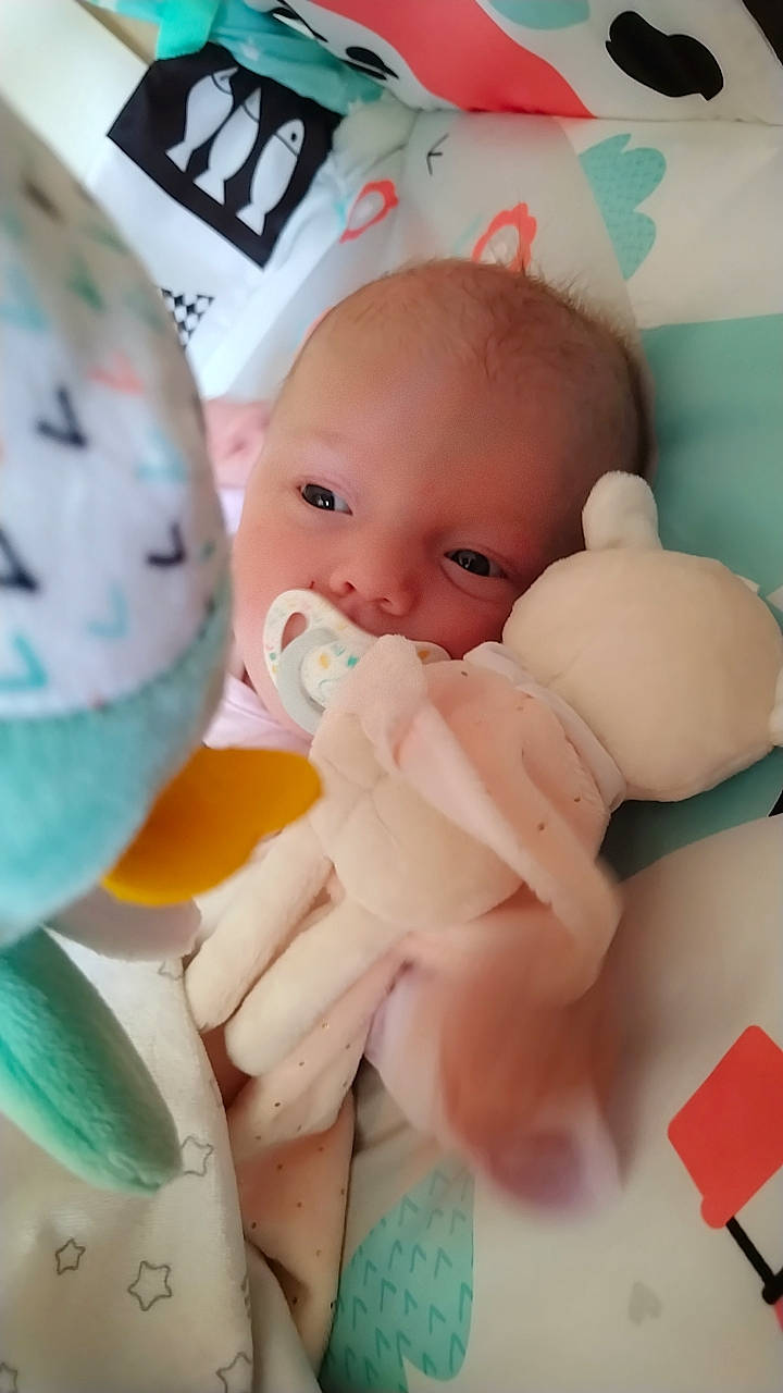 Louna a rejoint le concours — aidez-le/la à gagner de superbes lots ! baby, baby_products, baby_toddler_clothing, baby_toys, cheek, child, eyelash, finger, linens, nail, person, pink, plastic, product, room, skin, stuffed_toy, sweetness, textile, toddler