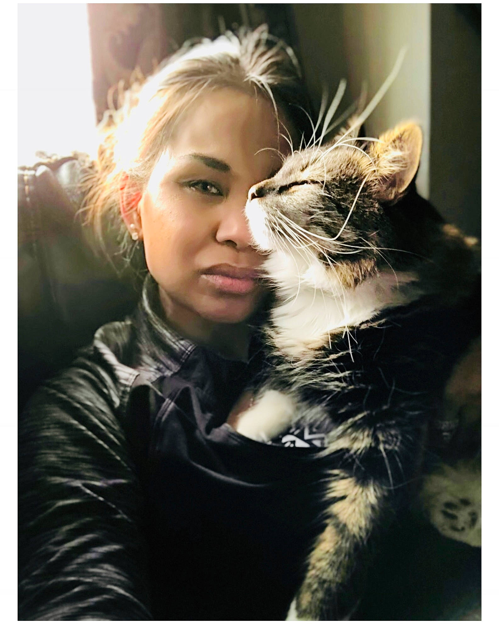 King is registered to the contest to win money with this photo: beauty, blond, carnivore, cat, cheek, ear, fashion, felidae, fur, hair, human, kitten, neck, nose, photography, selfie, skin, small_to_medium_sized_cats, smile, whiskers