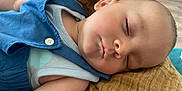 Louis a rejoint le concours — aidez-le/la à gagner de superbes lots ! arm, baby, blanket, blue_clothing, child, closeup, eyelashes, face, head, indoor, infant, mouth, nostrils, peaceful, pillow, resting, skin, sleeping, soft_light, texture