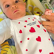 Louis a rejoint le concours — aidez-le/la à gagner de superbes lots ! baby, blanket, blue, child, clothing, cute, expression, eyes, face, hand, holding_hand, indoor, infant, newborn, person, portrait, red_hearts, skin, white_outfit, yellow